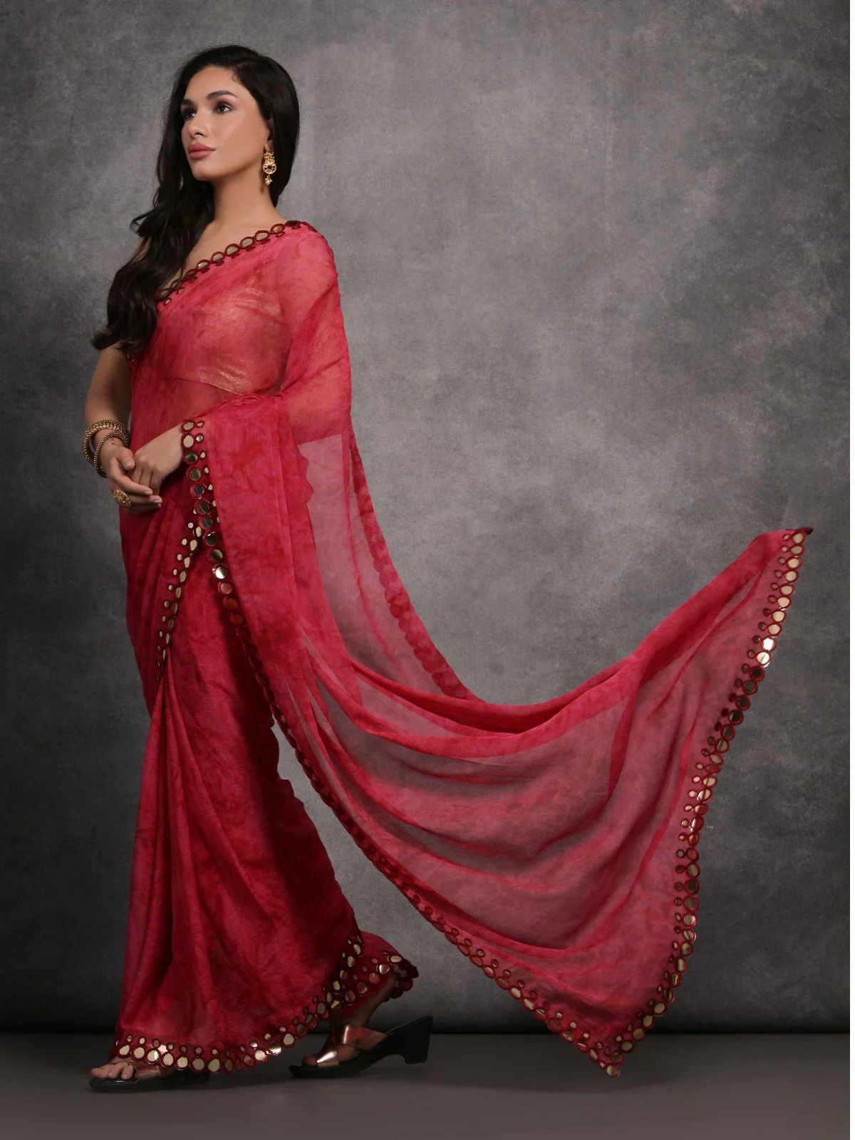 Odette Red Printed Georgette Saree With Unstitched Blouse For Women - Image 2