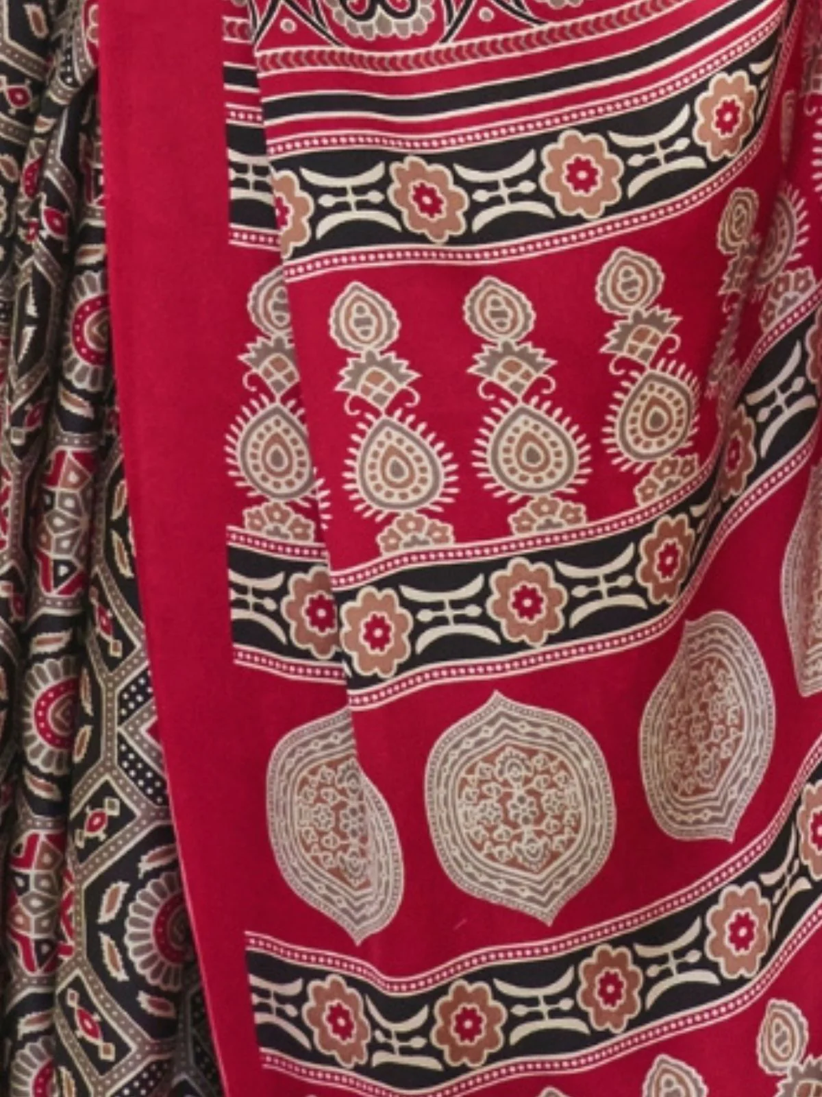 Odette Red Satin Printed Saree With Unstitched Blouse For Women - Image 3