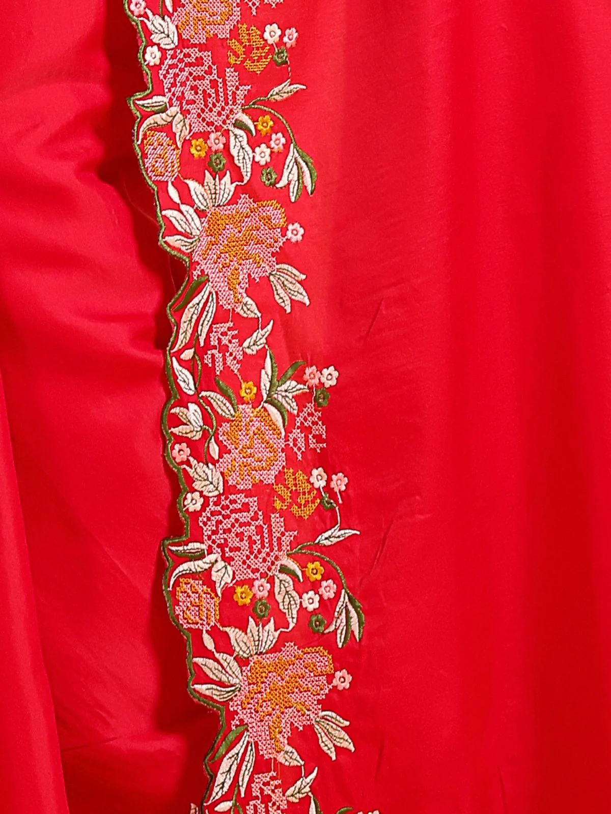 Odette Red Silk Blend Embroidered Saree With Unstitched Blouse For Women - Image 5