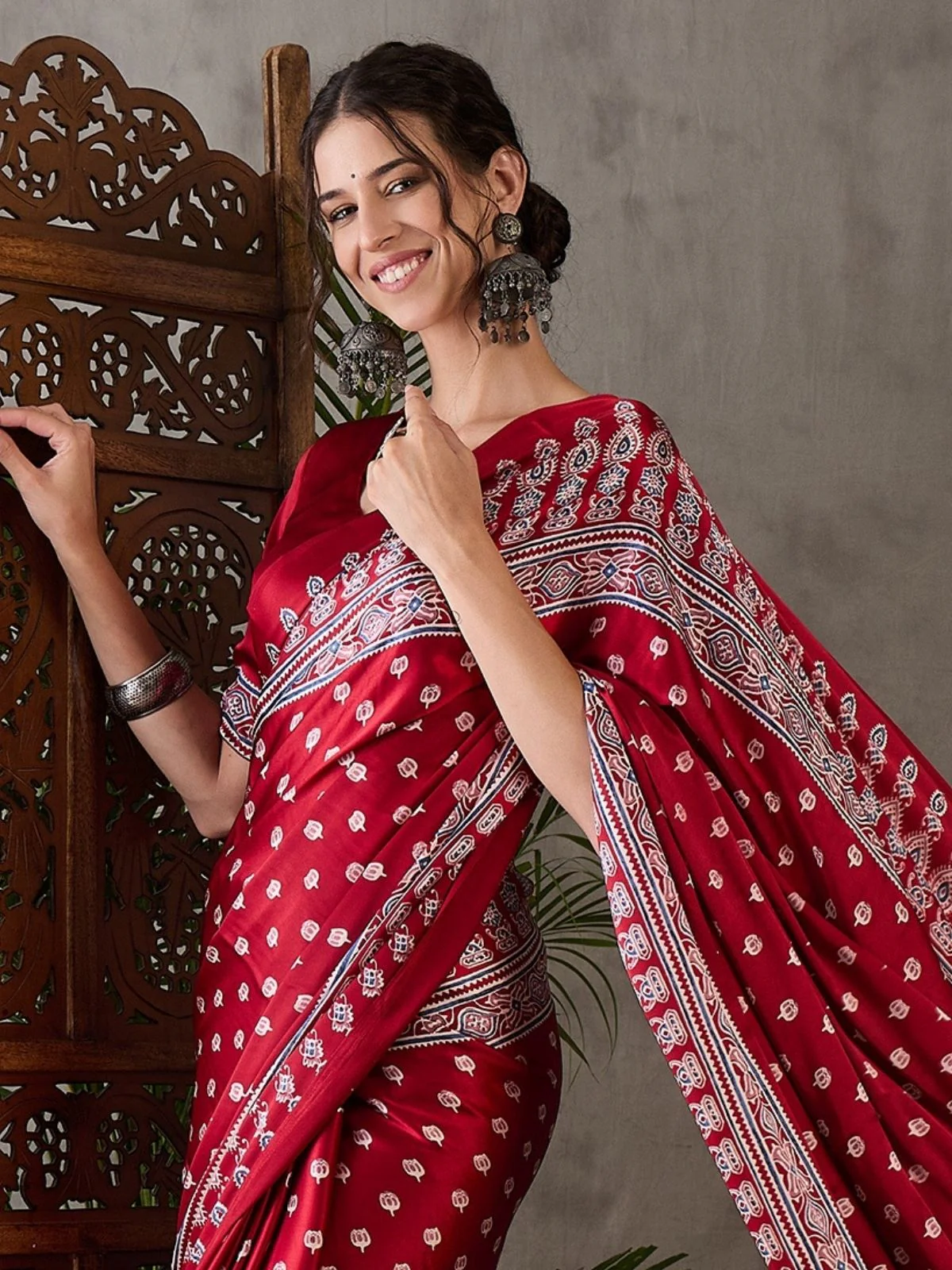 Odette Red Silk Blend Printed Elegant Saree For Women - Image 4