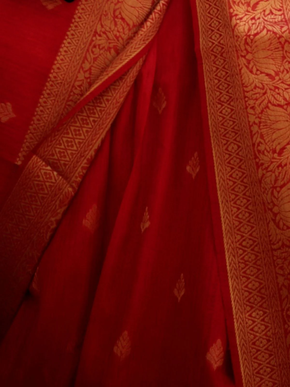 Odette Red Silk Blend Woven Saree With Unstitched Blouse For Women - Image 3