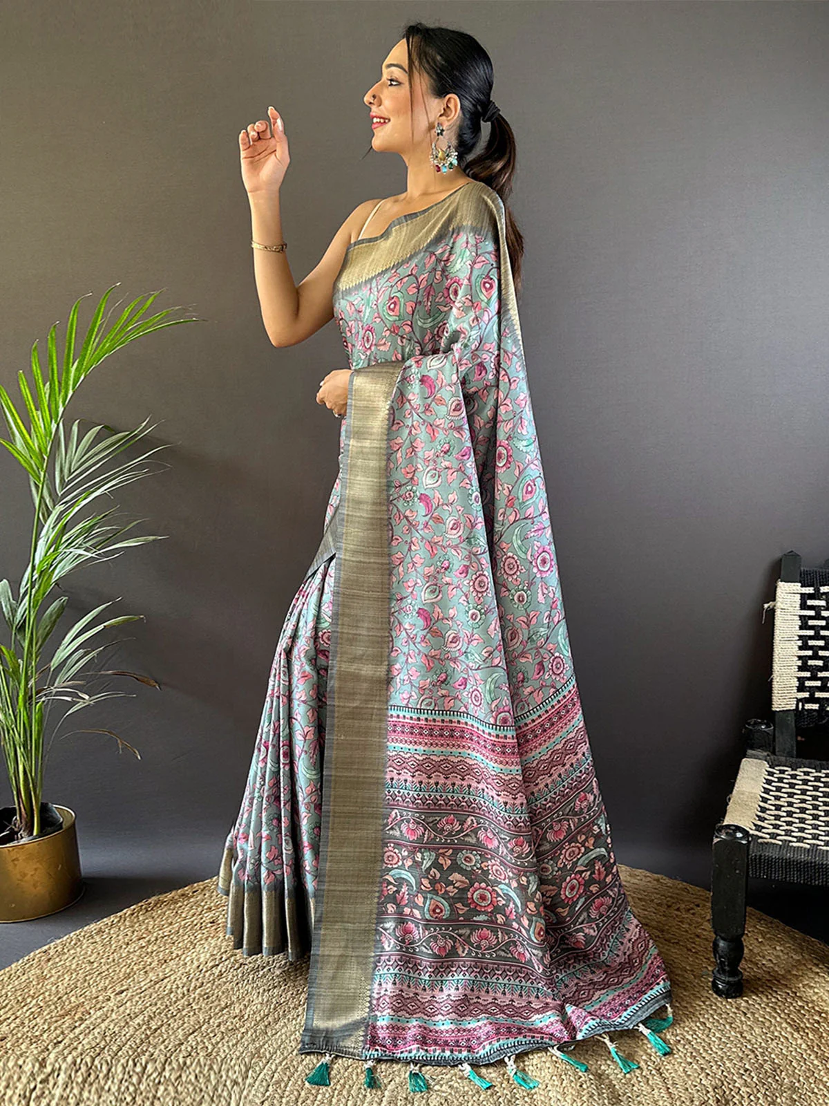 Odette Sea Green Printed Silk Blend Saree With Unstitched Blouse For Women - Image 3