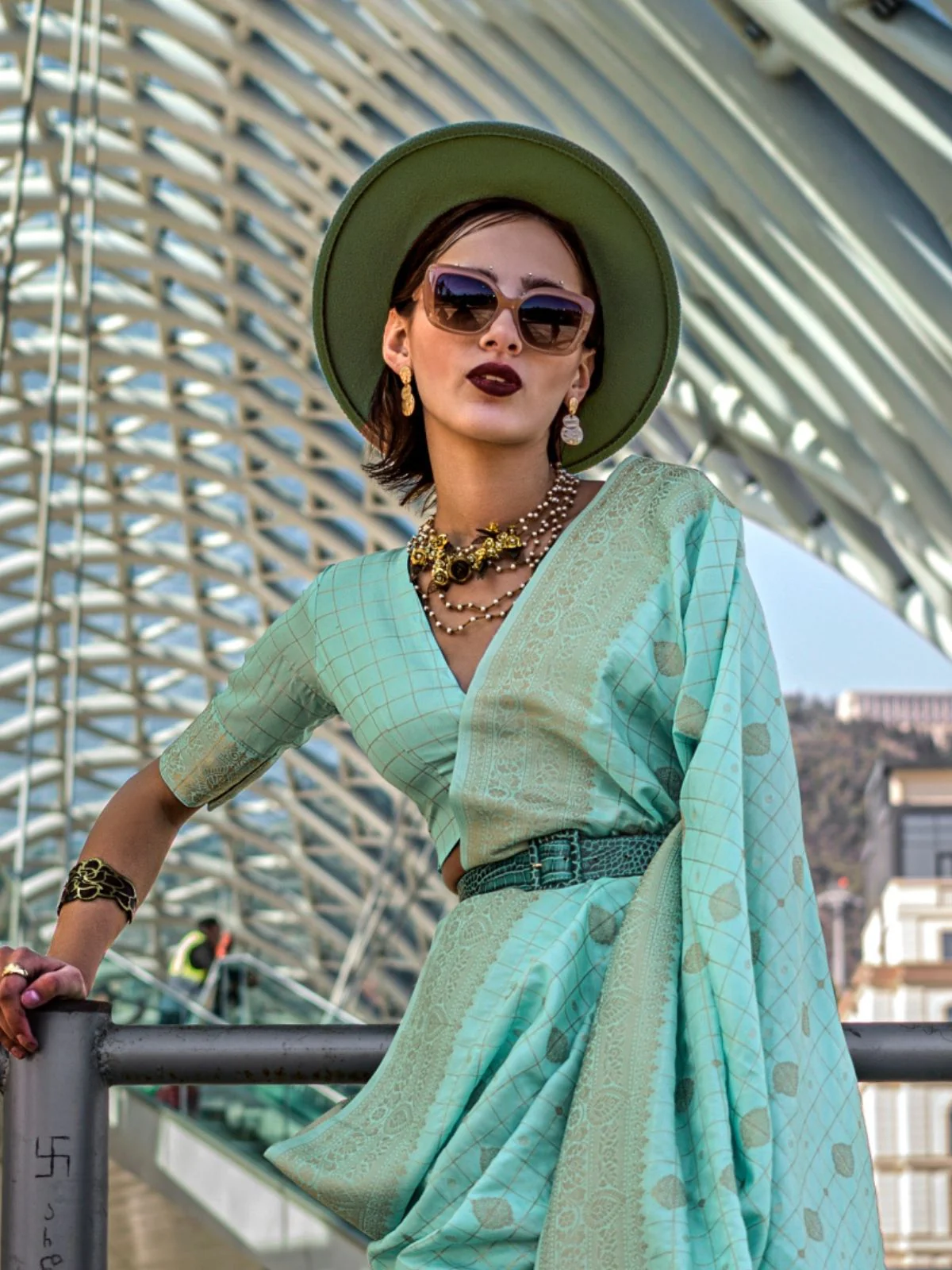 Odette Sea Green Silk Blend Woven Saree With Unstitched Blouse For Women - Image 2