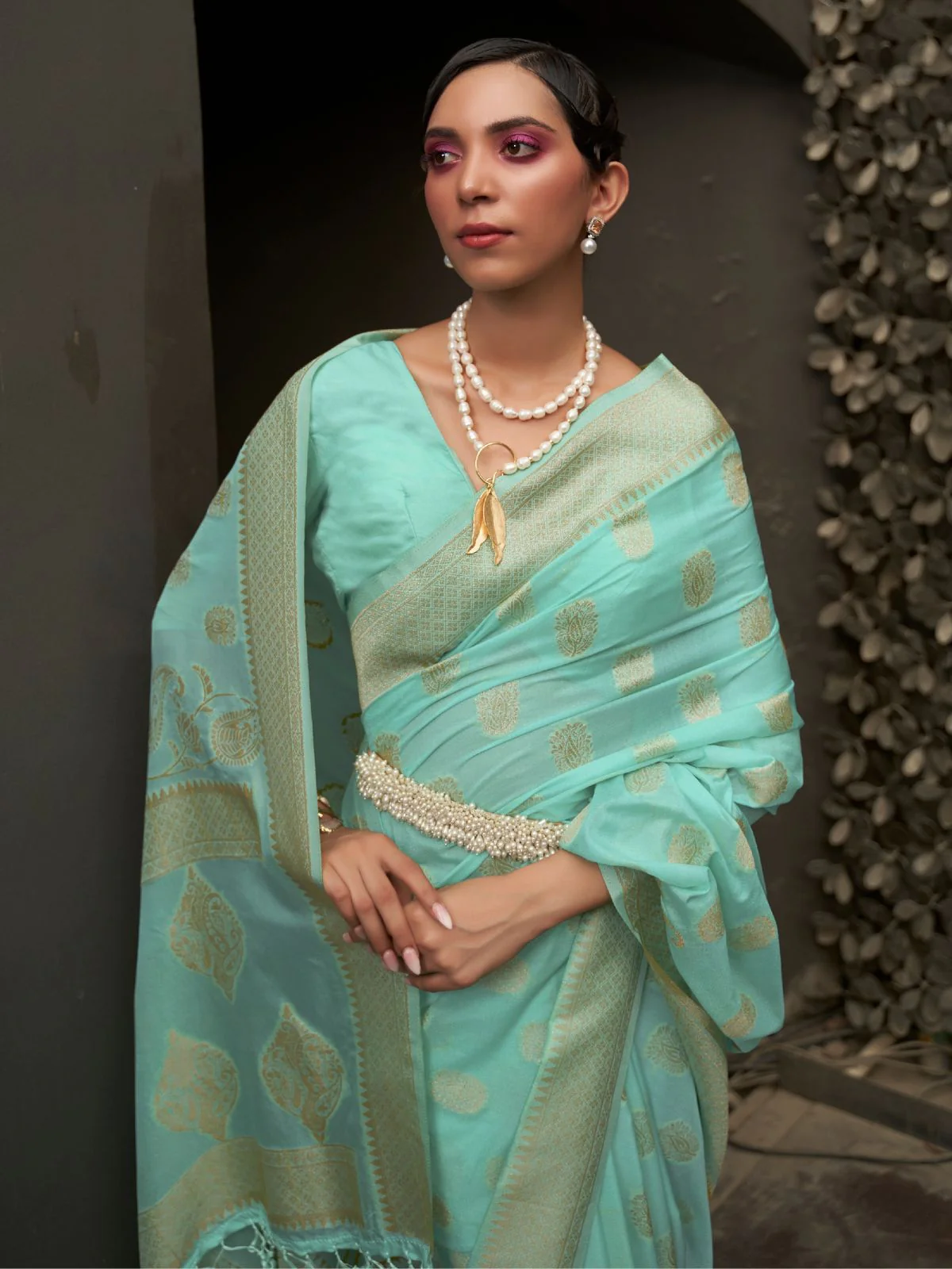 Odette Sea Green Woven Design Silk Blend Saree With Unstitched Blouse For Women - Image 2