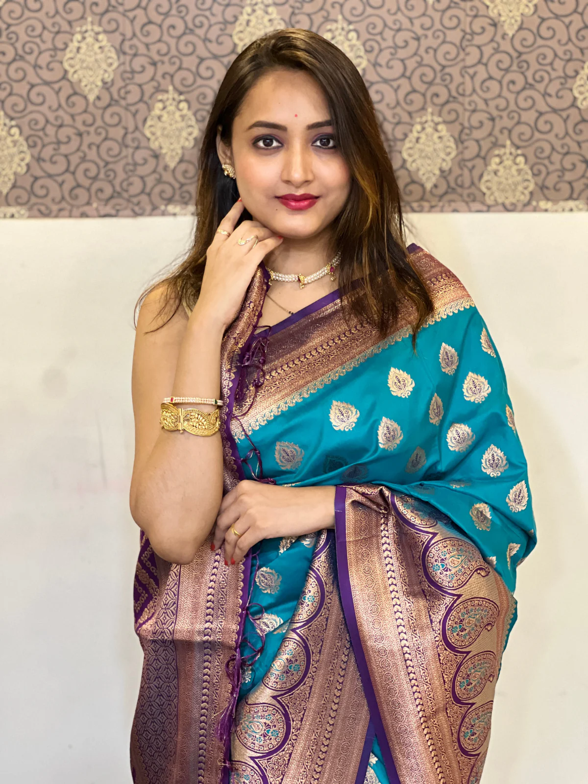Odette Sea Green Woven Design Soft Silk Saree With Unstitched Blouse For Women - Image 3