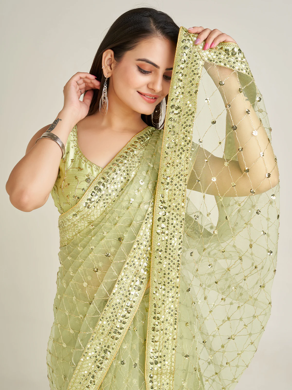 Odette Women Sparkling Green Net Sequins Saree - Image 5
