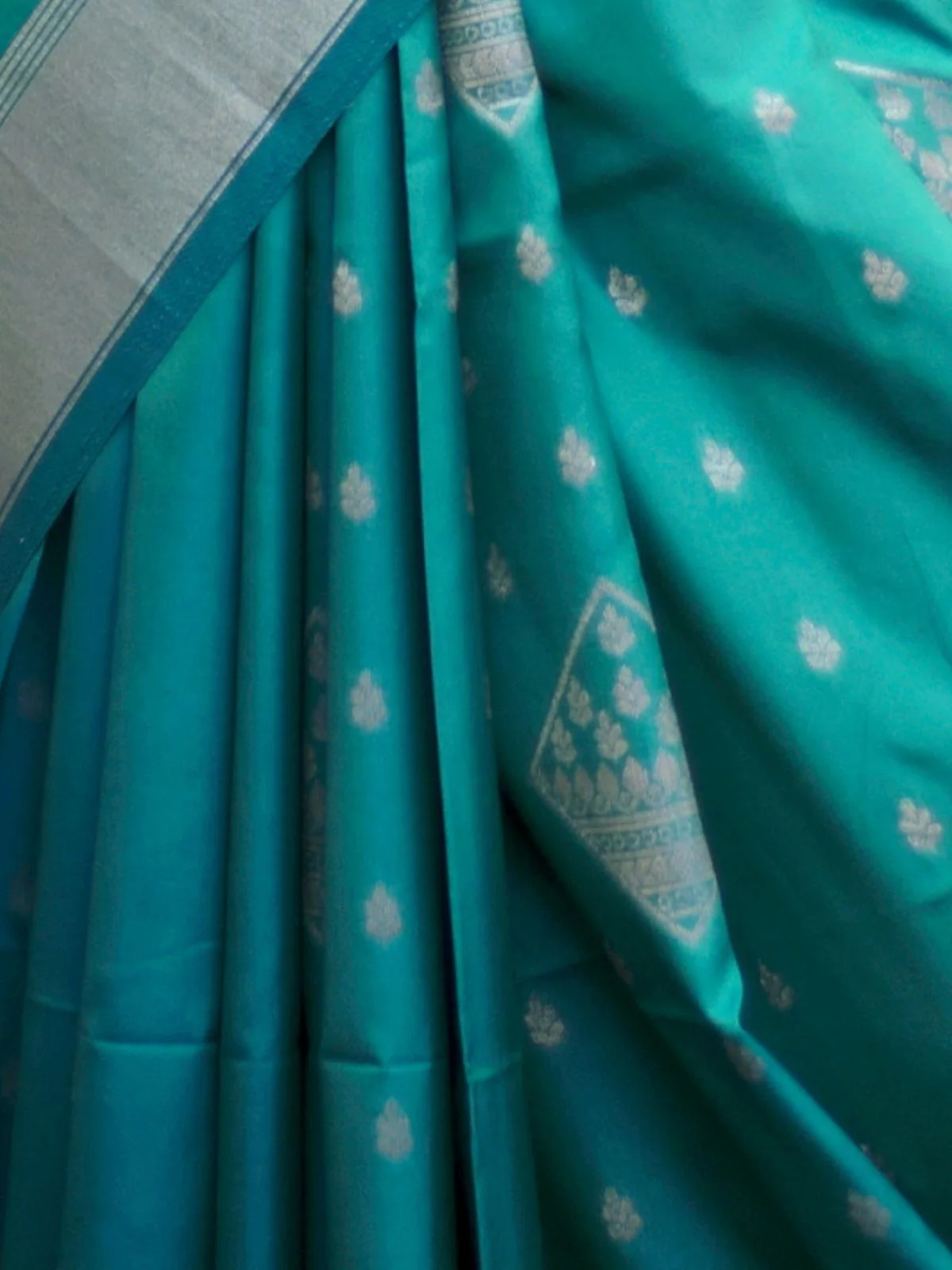 Odette Teal Soft Silk Woven Saree With Unstitched Blouse For Women - Image 3