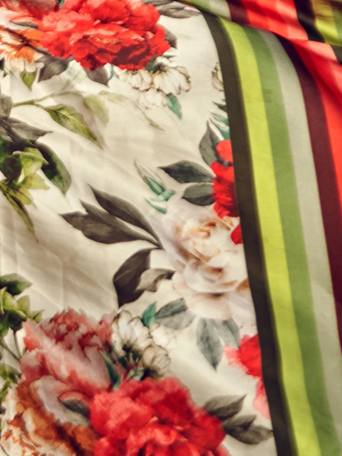 Odette White And Red Satin Printed Saree With Unstitched Blouse For Women - Image 5