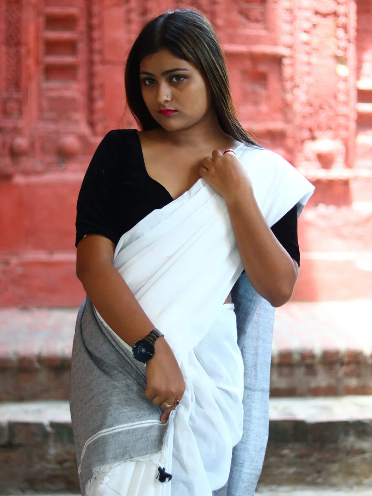 Odette White Cotton  Saree  With Unstitched Blouse for Women - Image 3