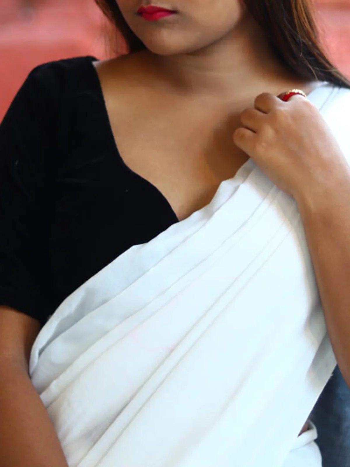 Odette White Cotton  Saree  With Unstitched Blouse for Women - Image 5