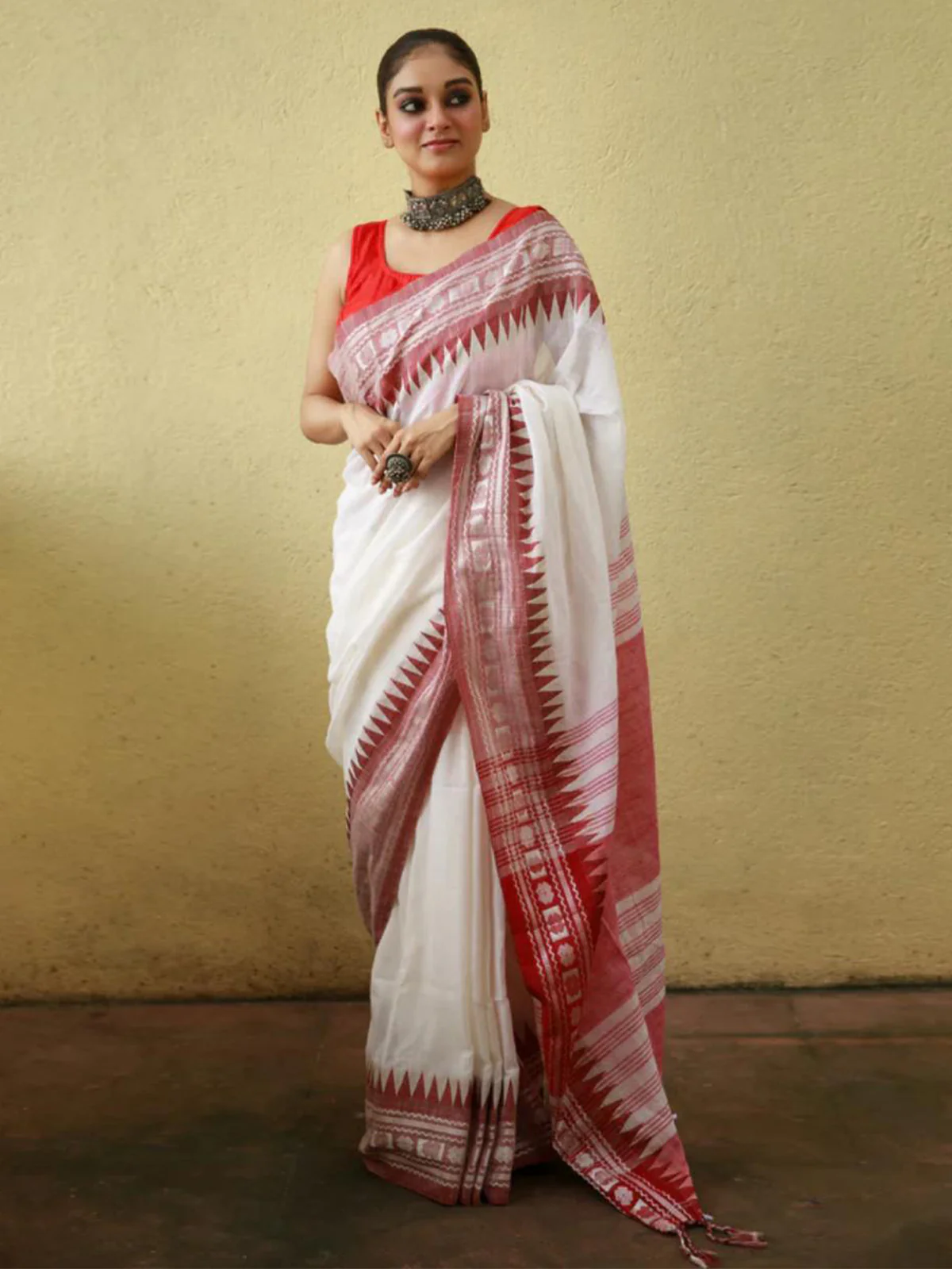 Odette White Cotton Saree With Unstitched Blouse For Women - Image 2