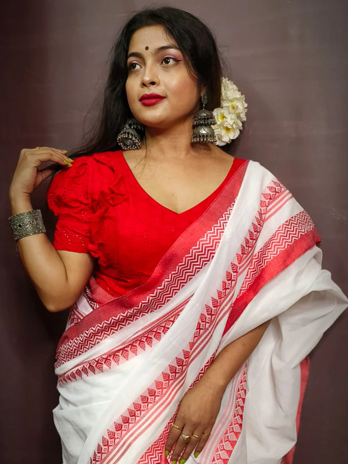 Odette White Cotton  Saree With Unstitched Blouse For Women - Image 4