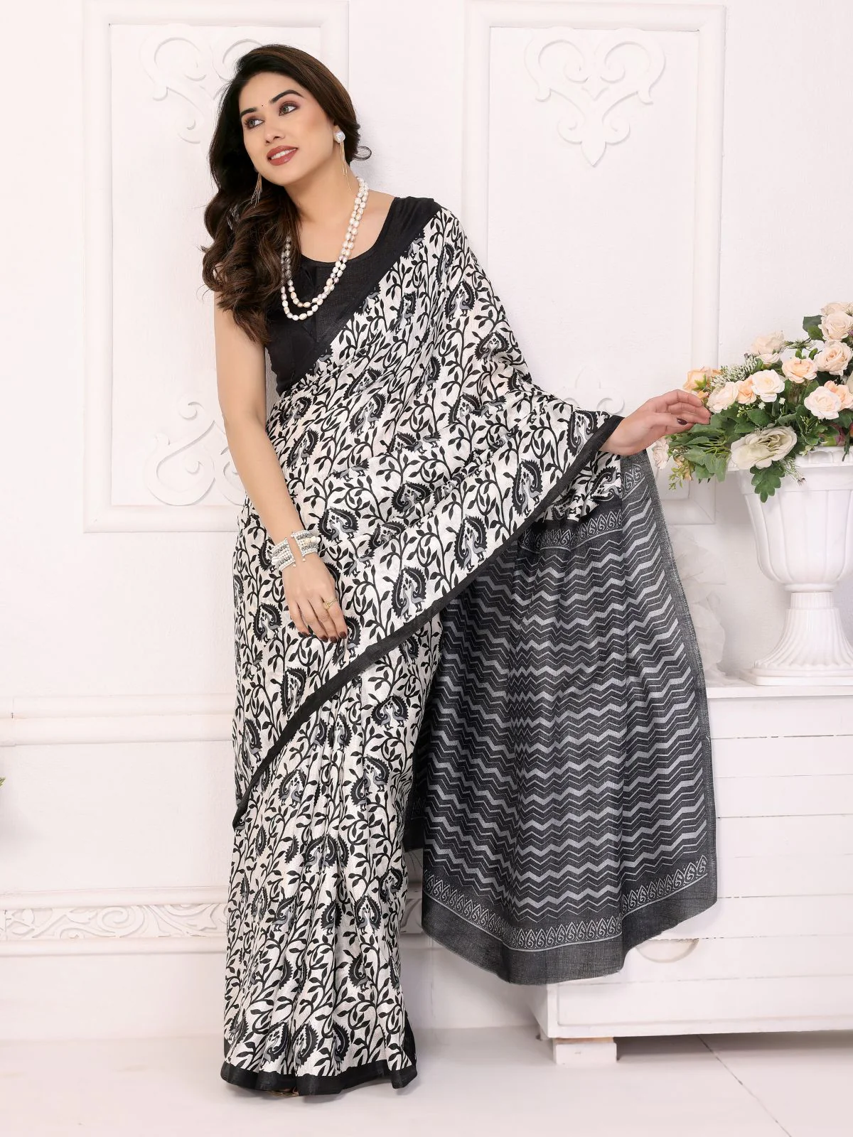 Odette White Khadi Printed Saree With Unstitched Blouse For Women - Image 2