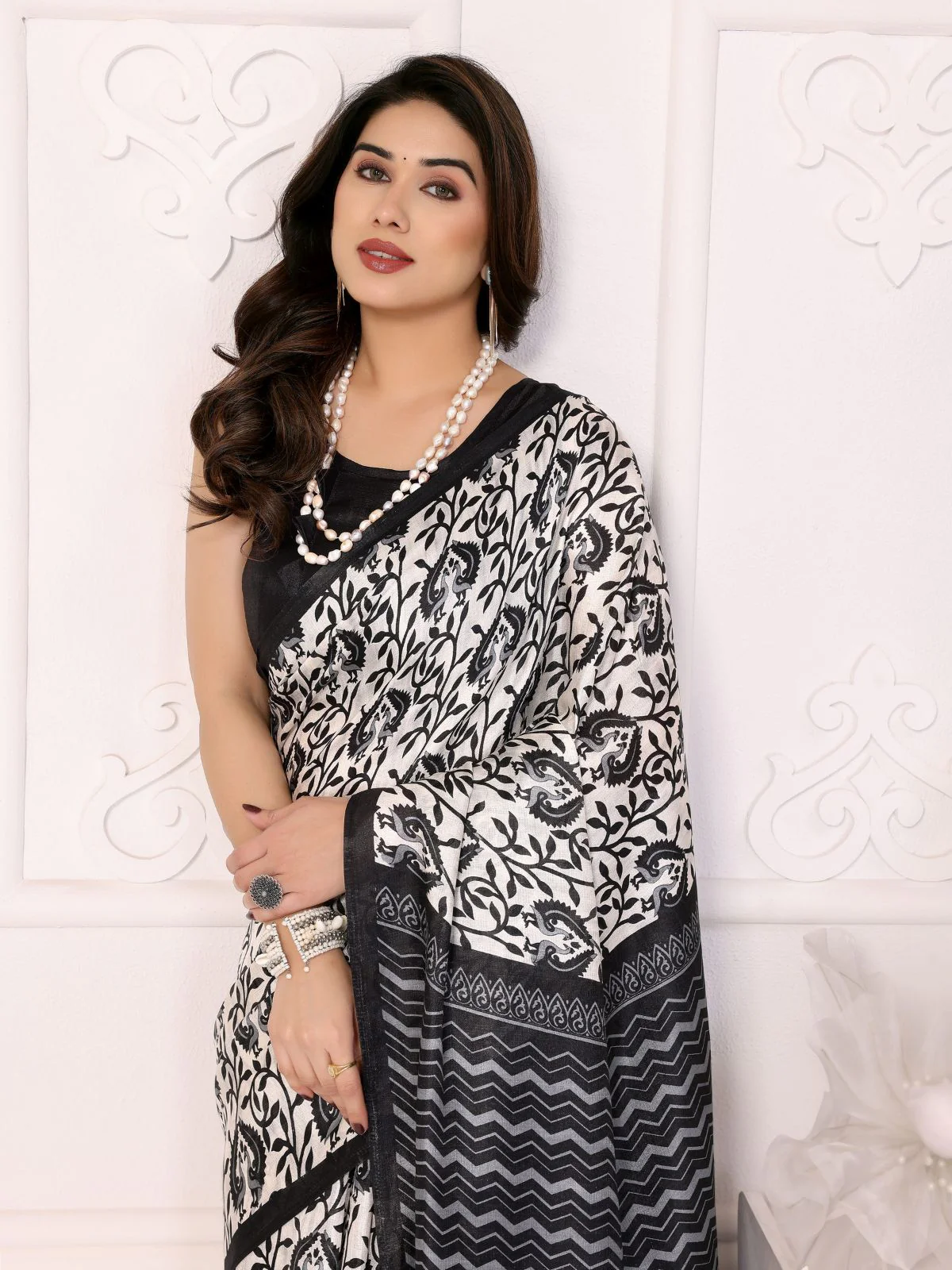 Odette White Khadi Printed Saree With Unstitched Blouse For Women - Image 3