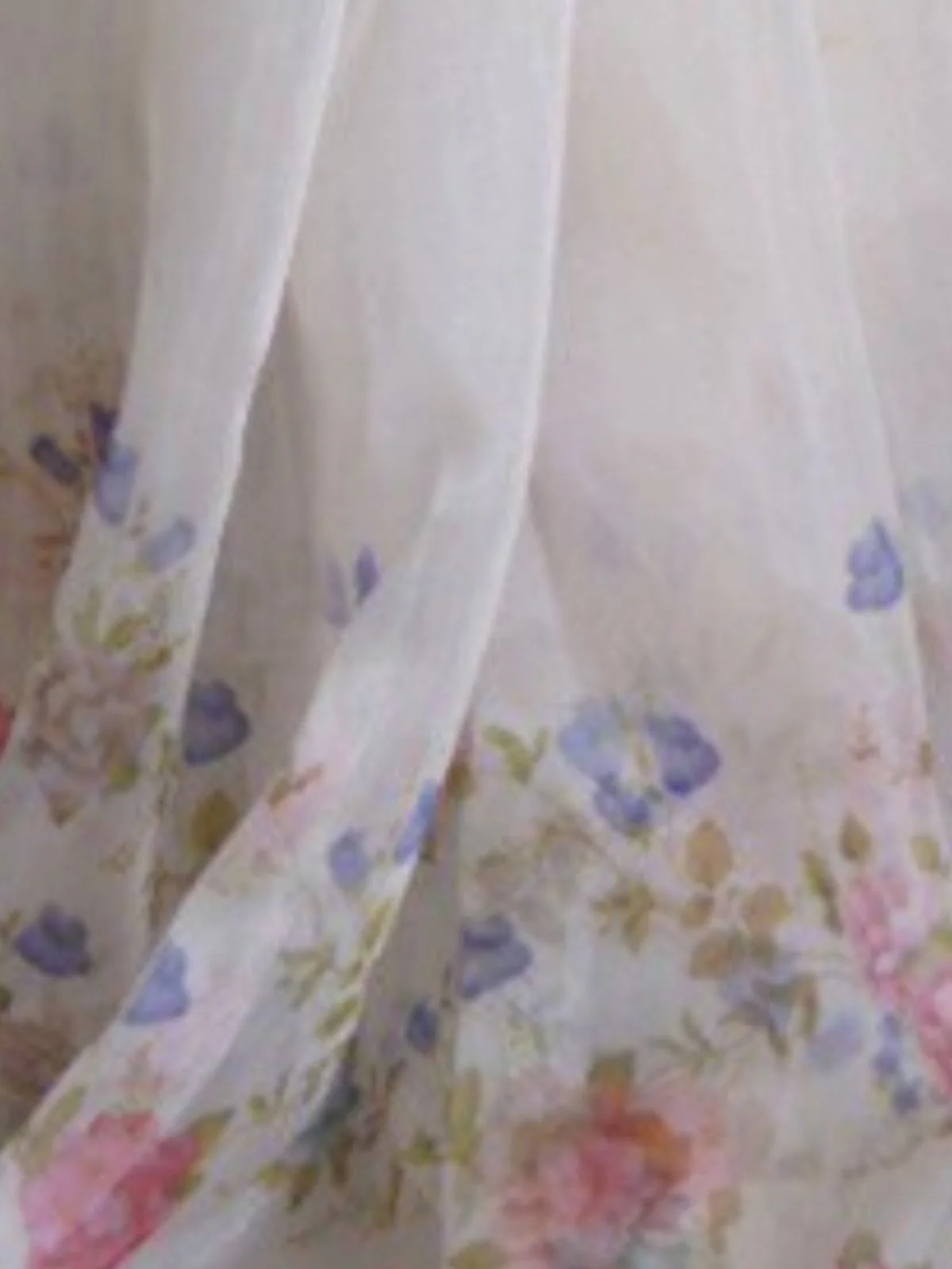 Odette White Organza Printed Saree With Unstitched Blouse For Women - Image 3