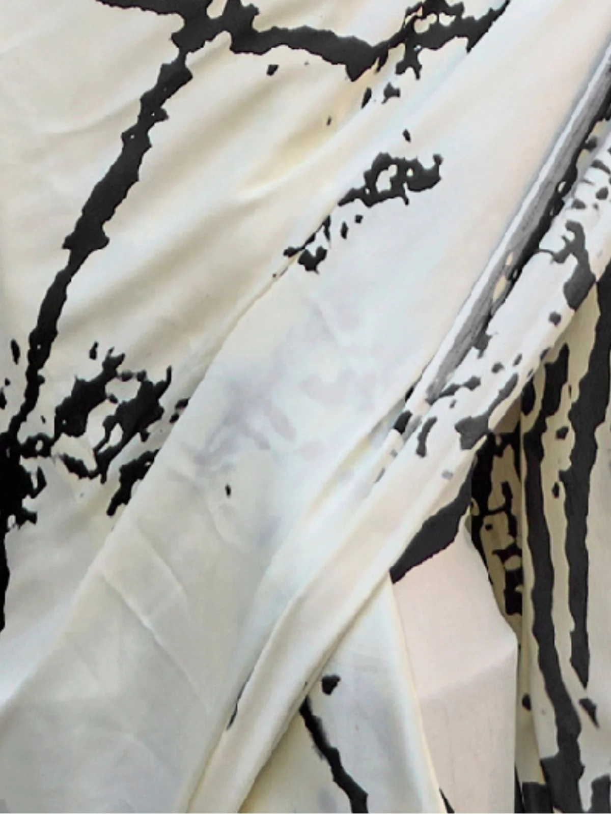 Odette White Satin Printed Saree With Unstitched Blouse For Women - Image 3