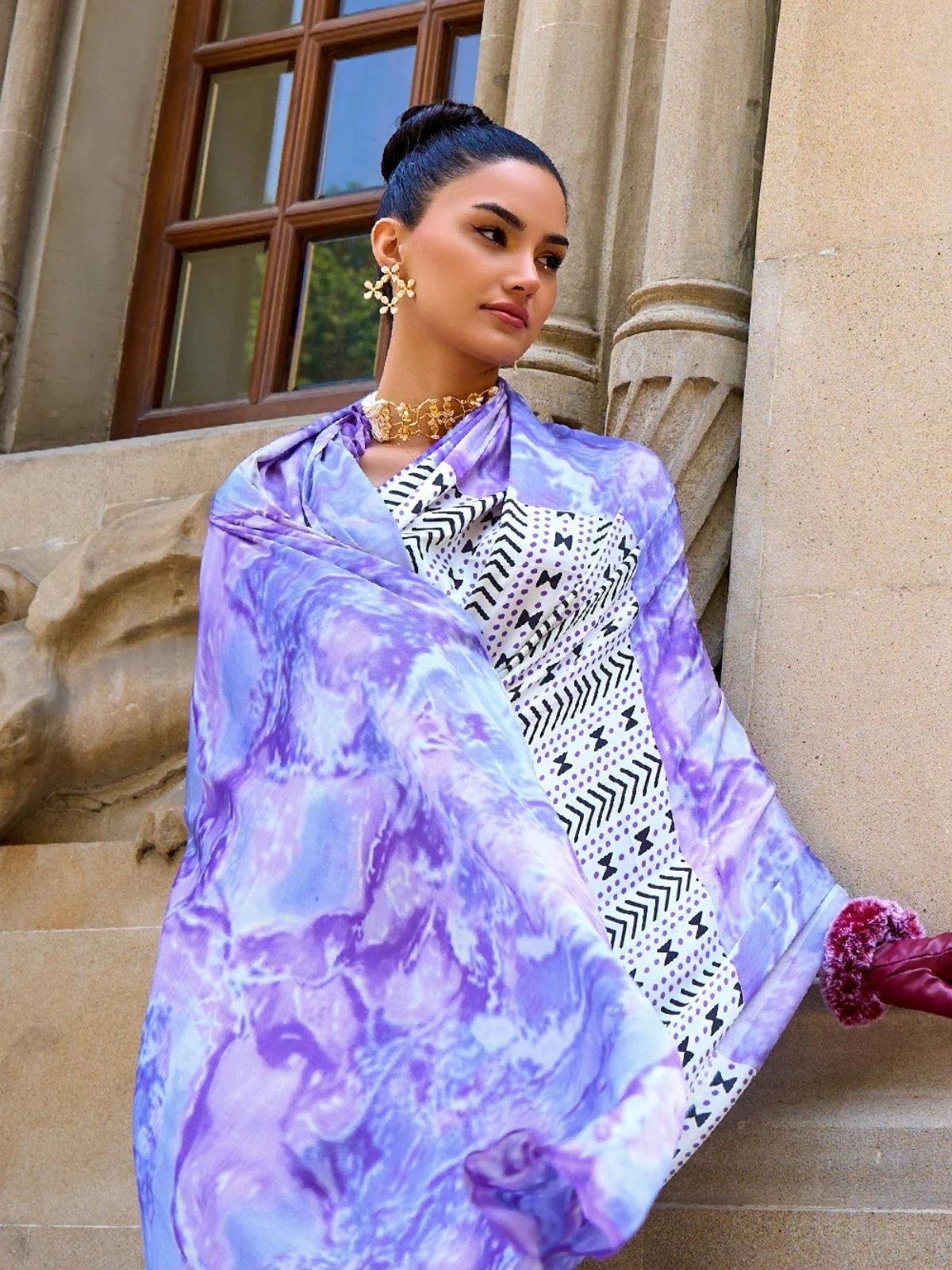 Odette White Satin Printed Saree With Unstitched Blouse For Women - Image 2