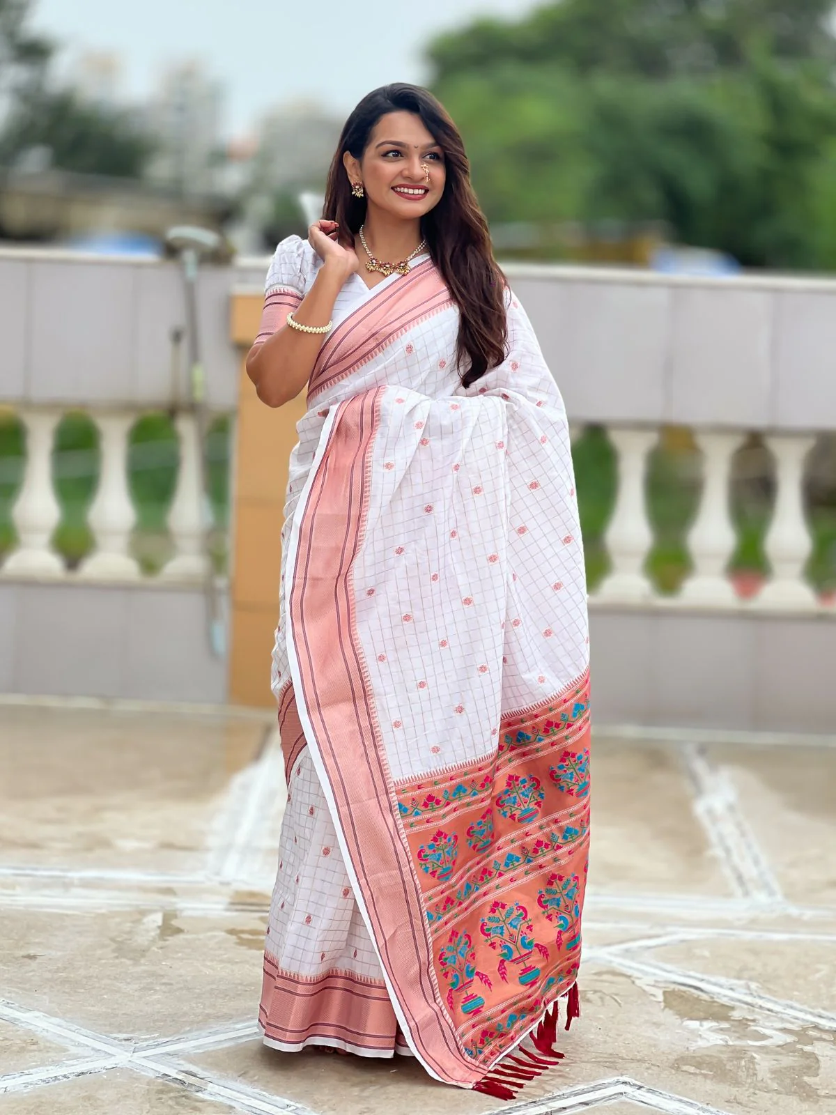 Odette White Woven Design Silk Blend Saree With Unstitched Blouse For Women - Image 2