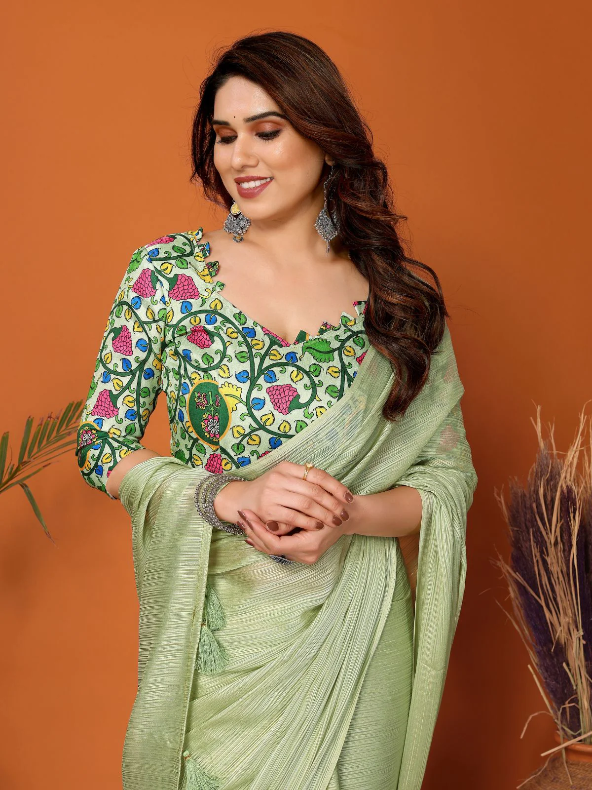 Odette Women Green Polyester Solid Saree With Unstitched Blouse - Image 2