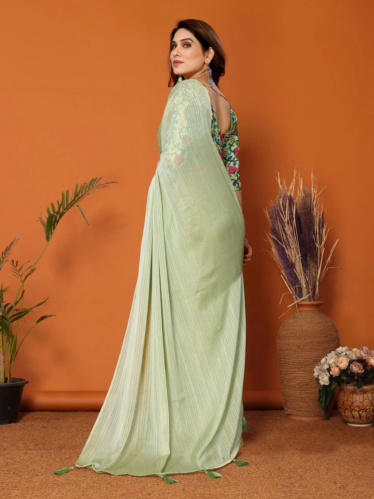 Odette Women Green Polyester Solid Saree With Unstitched Blouse - Image 3