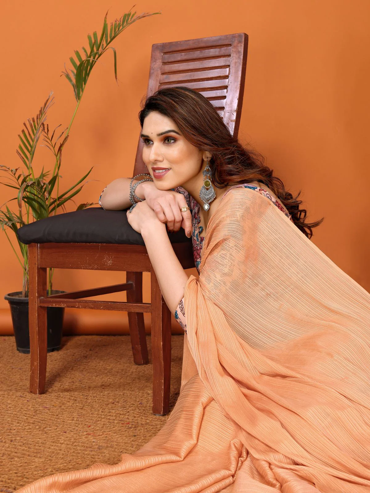 Odette Women Orange Polyester Solid Saree With Unstitched Blouse - Image 3