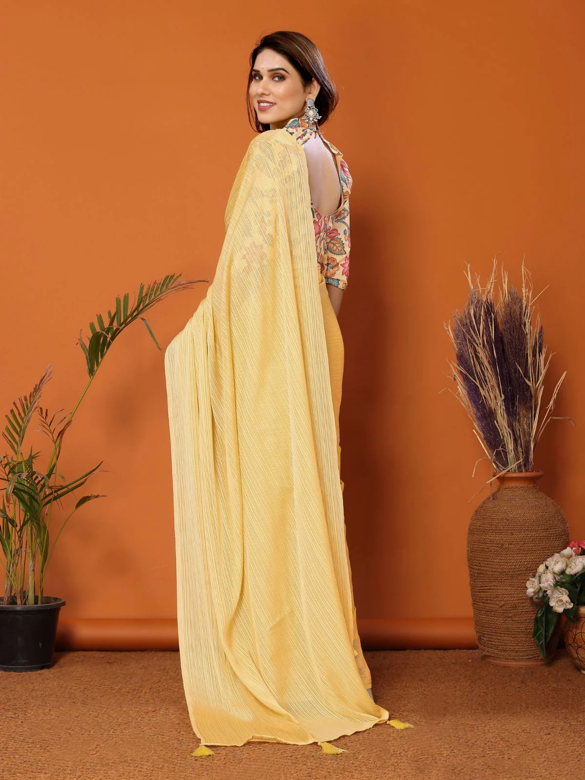Odette Women Yellow Polyester Solid Saree With Unstitched Blouse - Image 3