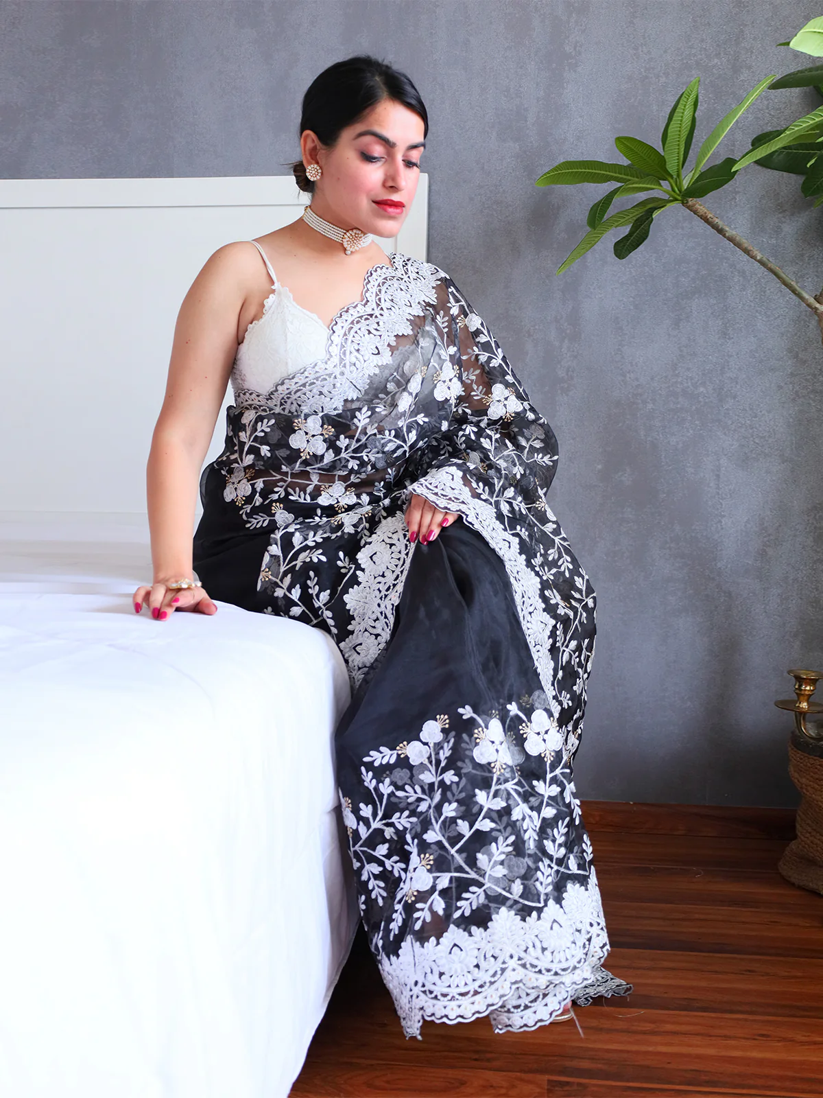 Odette Black Organza  Saree with unstitched Blouse For Women - Image 5