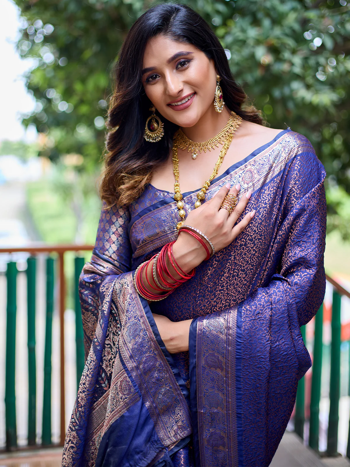 Odette Women's Blue Silk Saree with Unstitched Blouse - Image 3