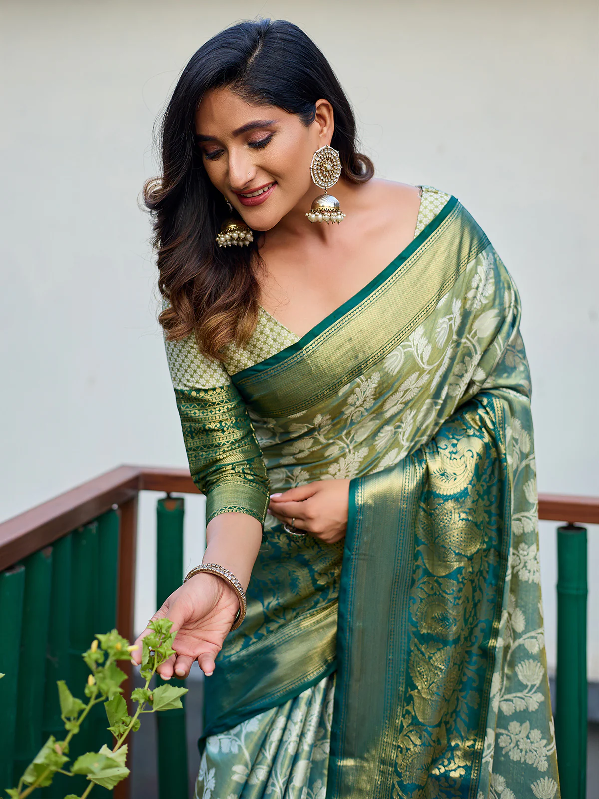 Odette Women's Green Banarasi Silk  Saree with unstitched Blouse - Image 4