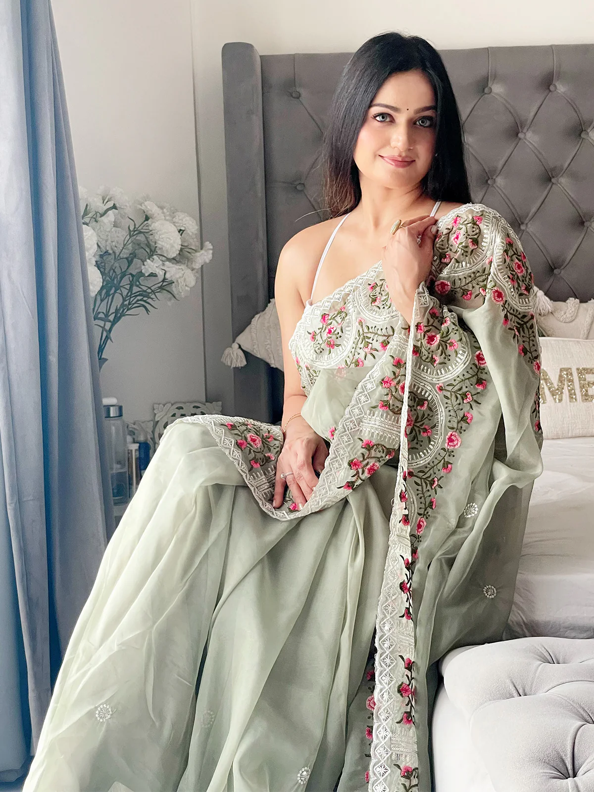 Odette Women's Green Organza  Saree with unstitched Blouse - Image 2