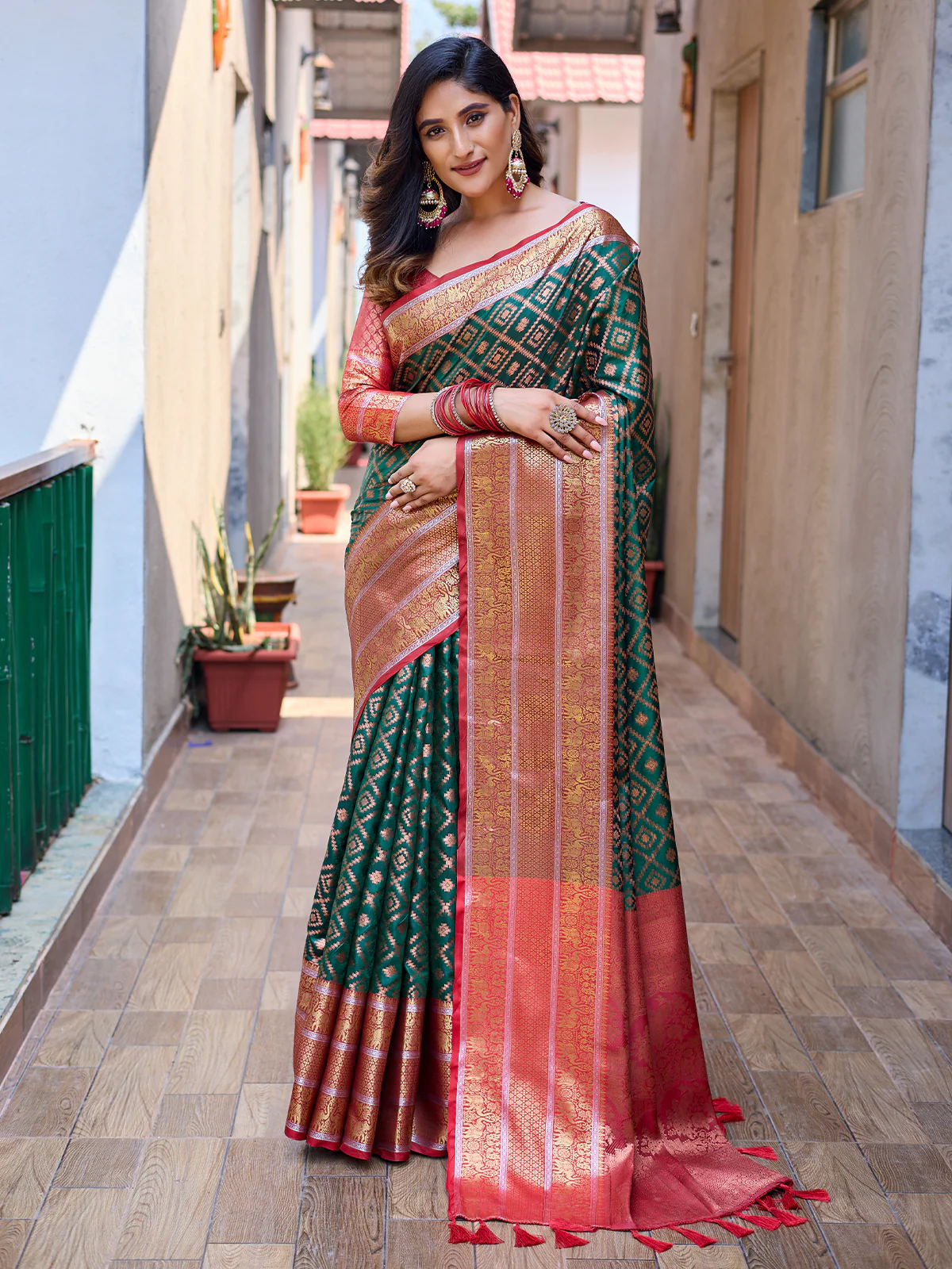 Odette Green Silk Saree with unstitched Blouse for Women - Image 2