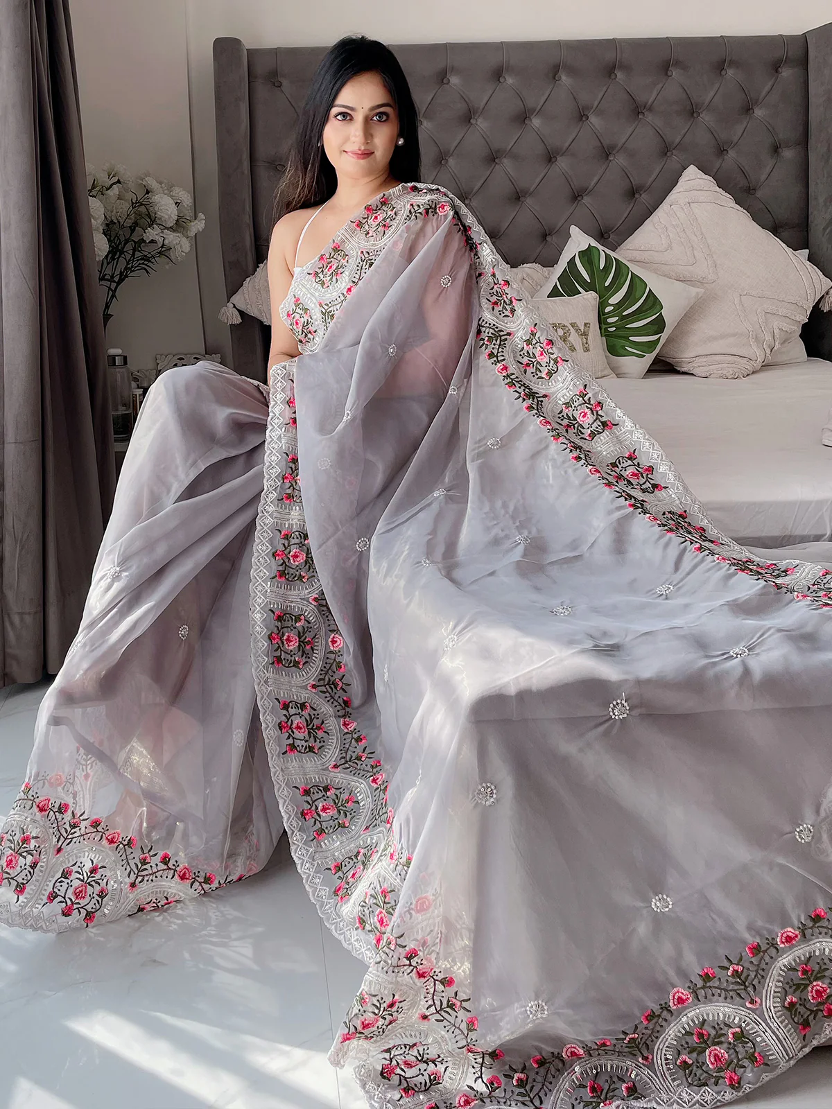 Odette Women's Light Purple Organza  Saree with unstitched Blouse - Image 3