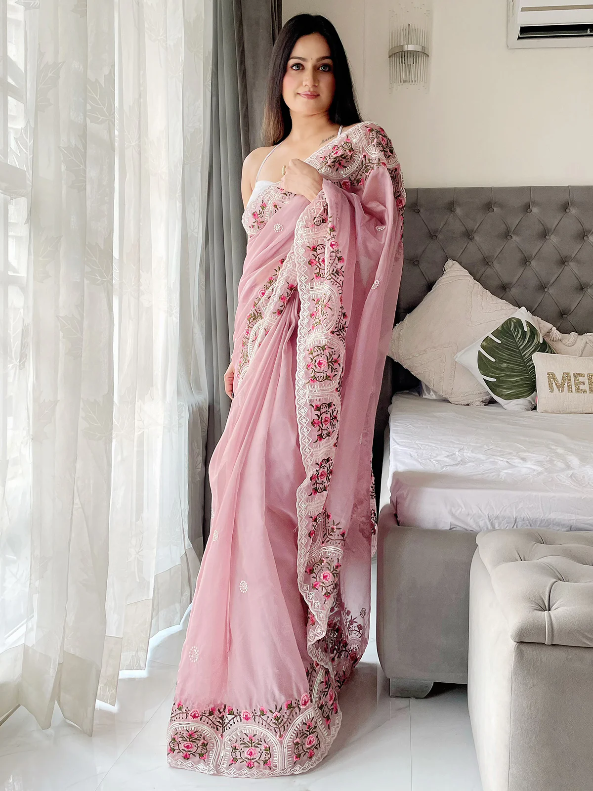 Odette Women's Pink Organza  Saree with unstitched Blouse - Image 3