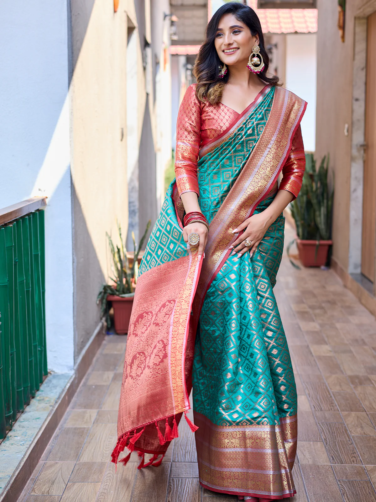 Odette Sea Green Silk Saree with unstitched Blouse For Women - Image 2