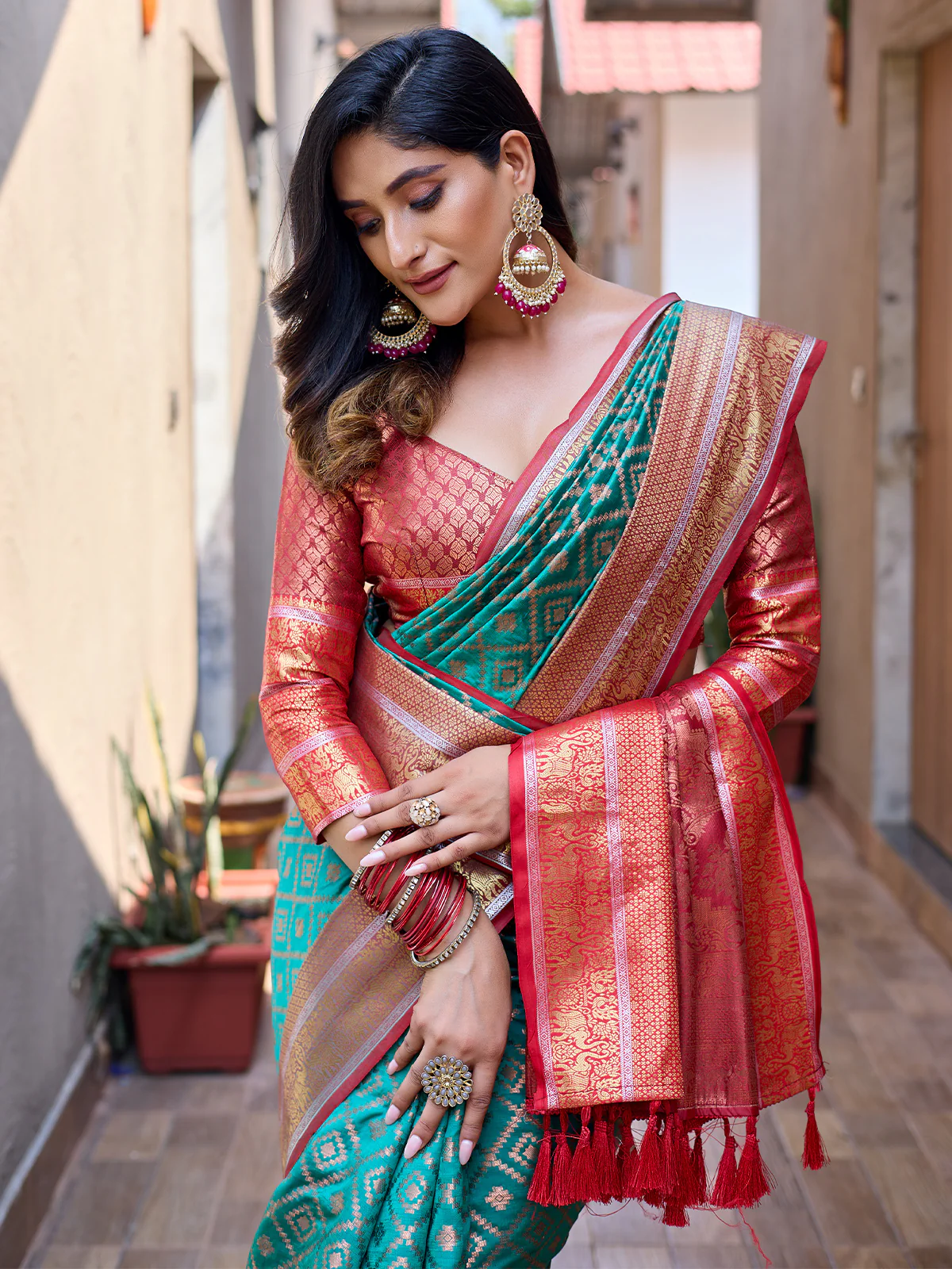 Odette Sea Green Silk Saree with unstitched Blouse For Women - Image 3