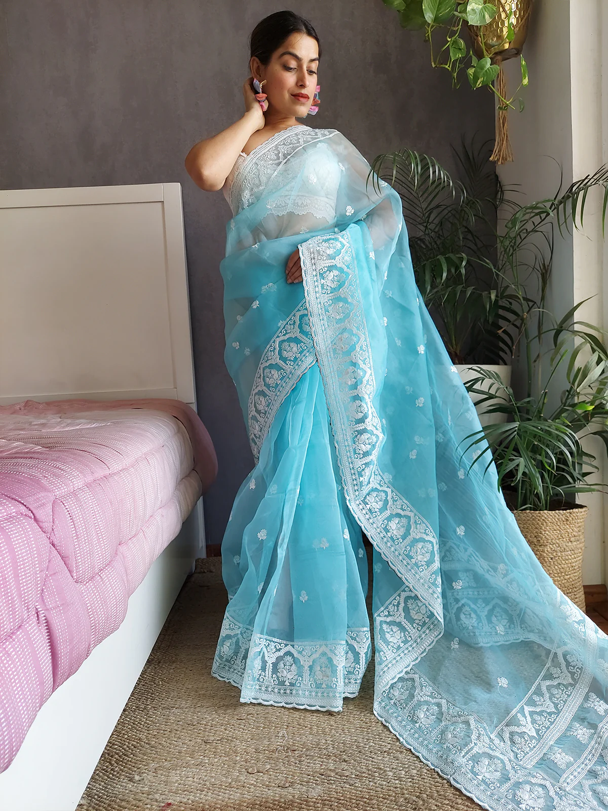 Odette Women's Blue Organza  Saree with unstitched Blouse - Image 2