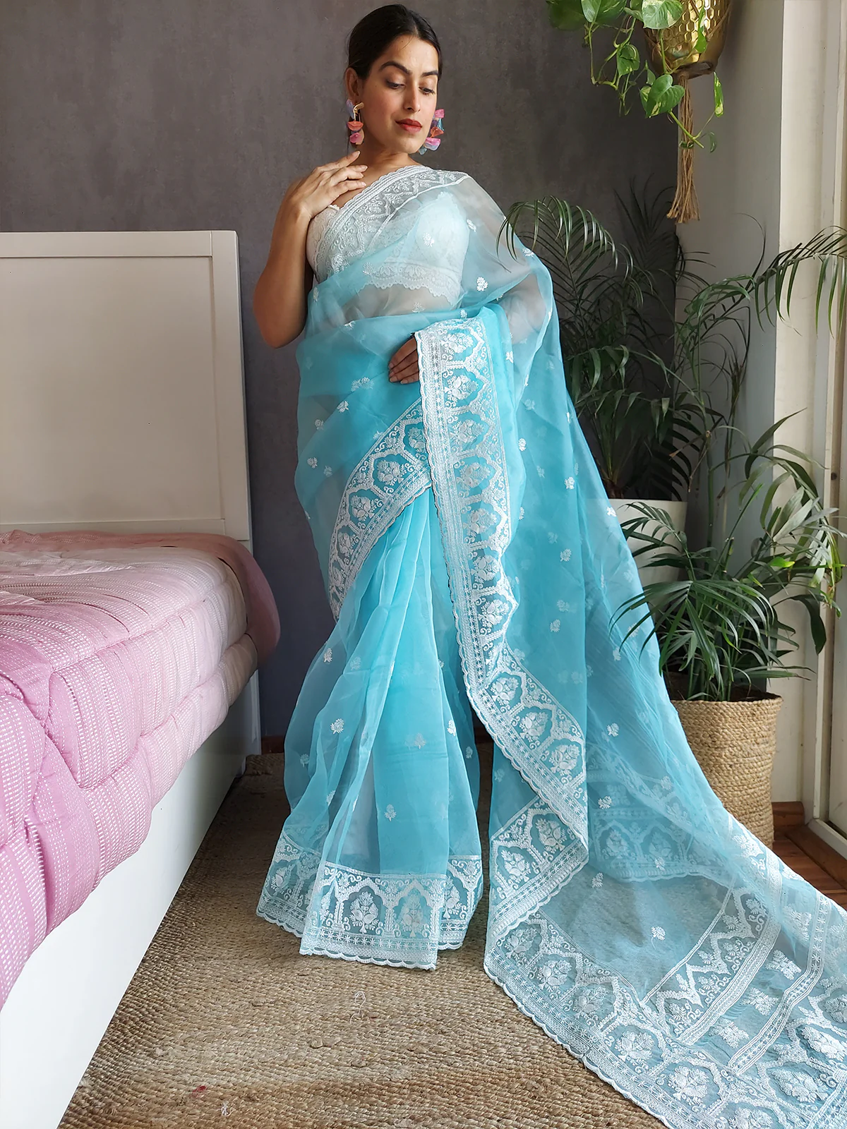Odette Women's Blue Organza  Saree with unstitched Blouse - Image 3