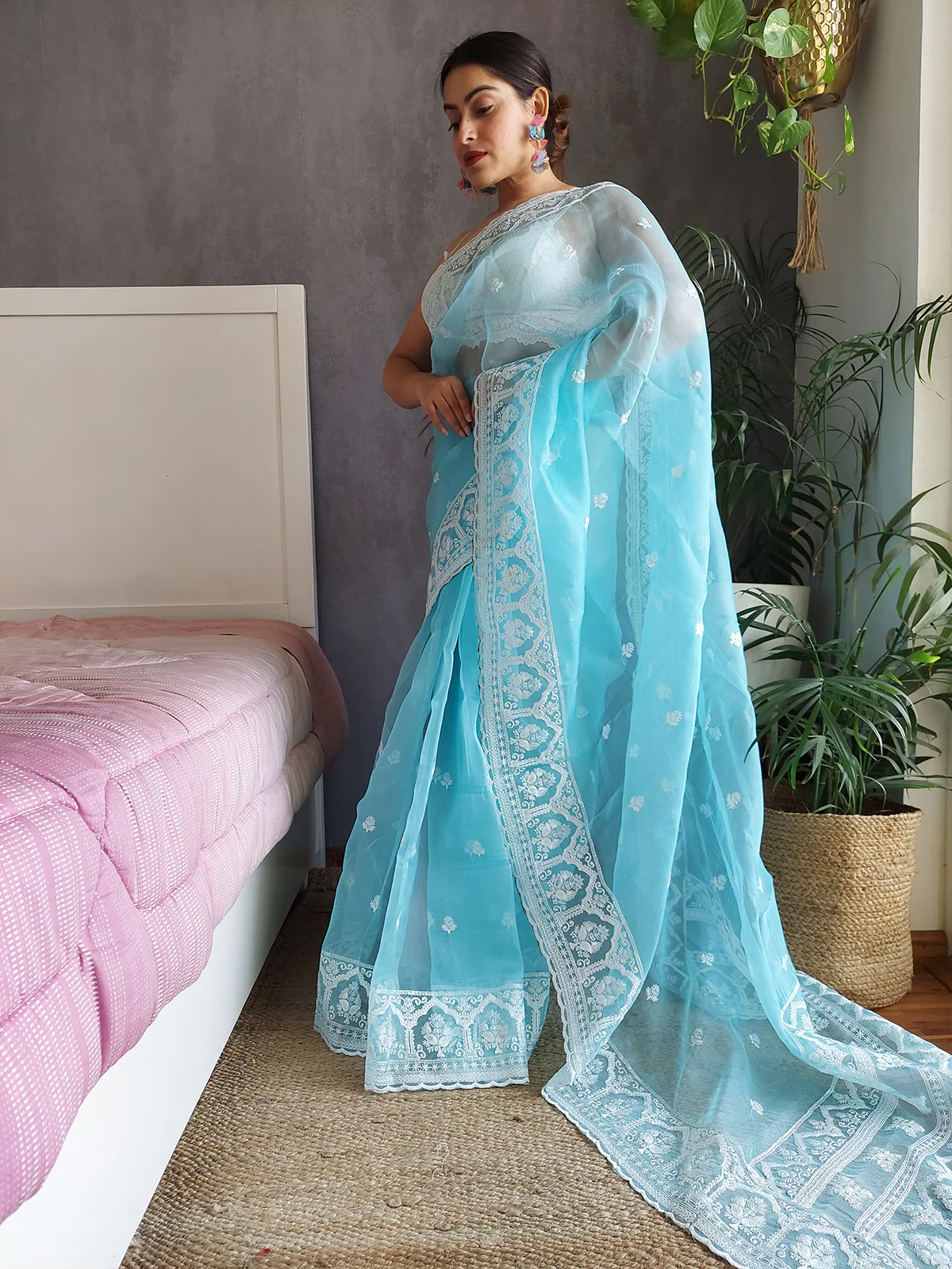 Odette Women's Blue Organza  Saree with unstitched Blouse - Image 4