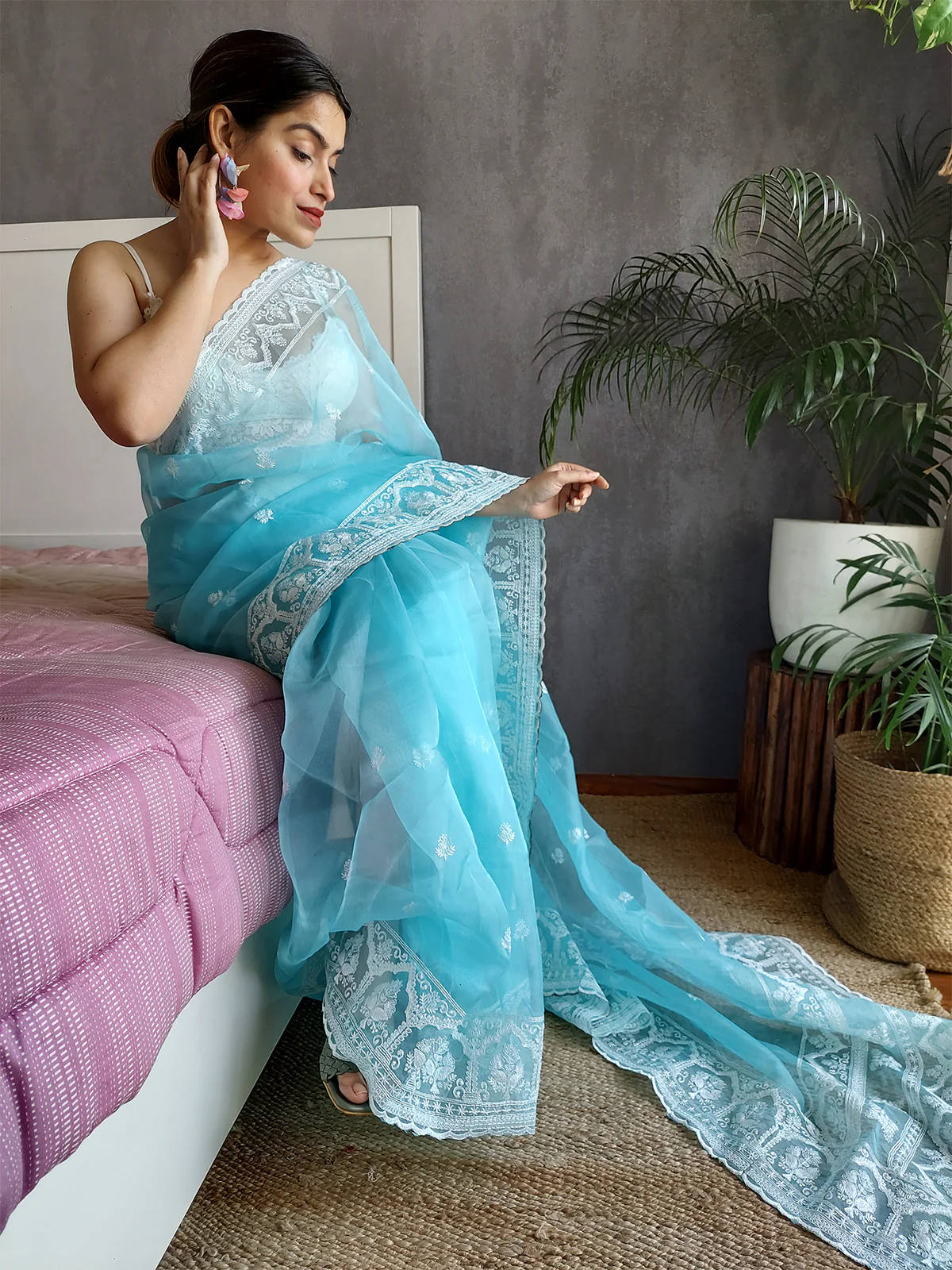 Odette Women's Blue Organza  Saree with unstitched Blouse - Image 5