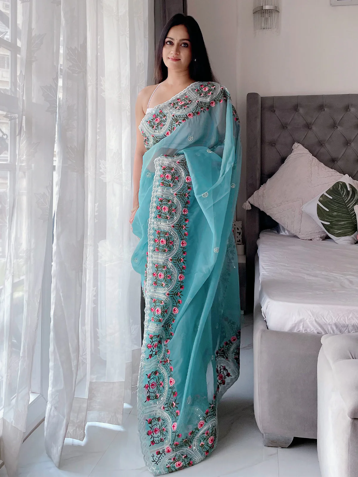 Odette Women's Blue Organza  Saree with unstitched Blouse - Image 2