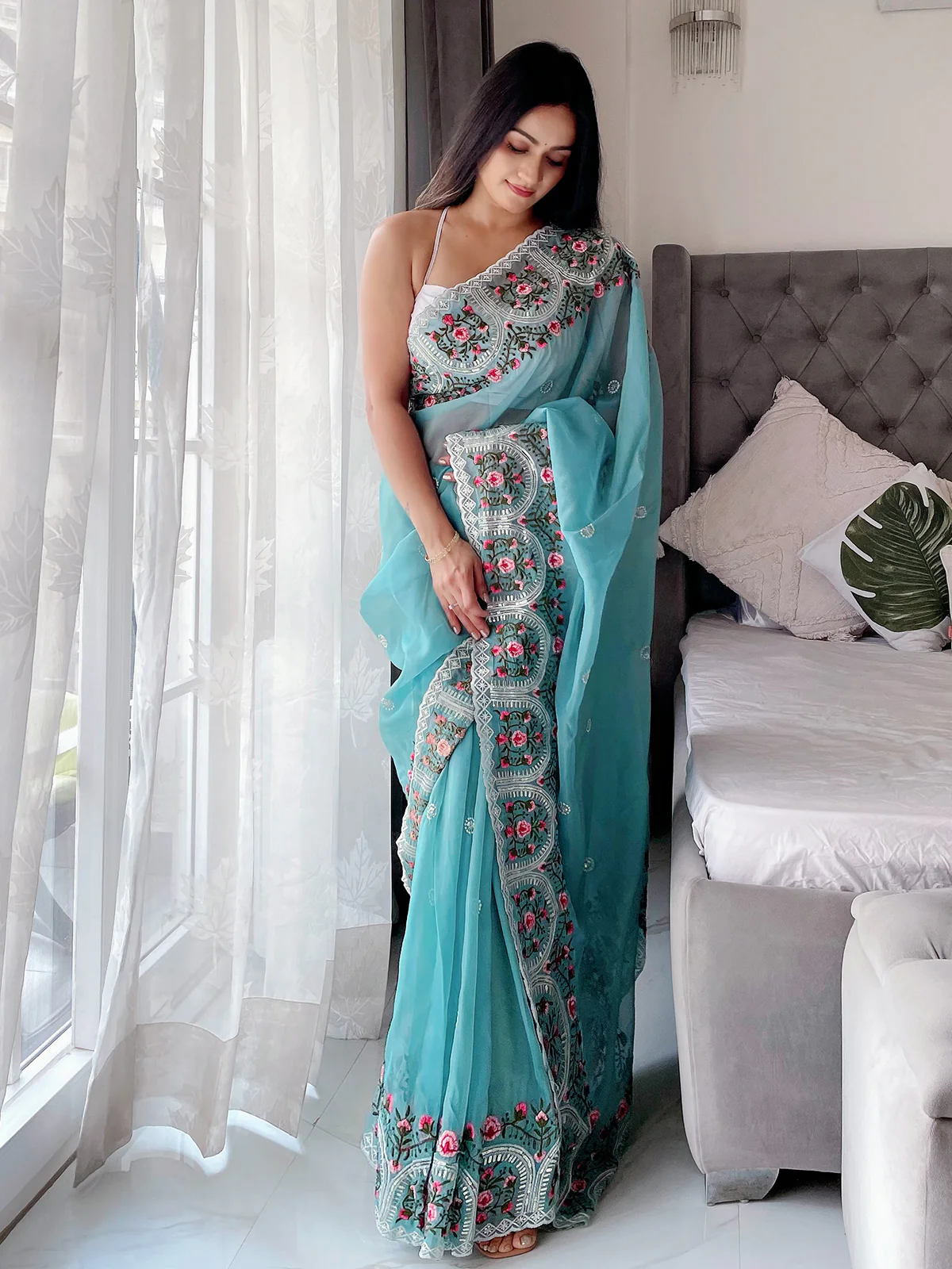 Odette Women's Blue Organza  Saree with unstitched Blouse - Image 3