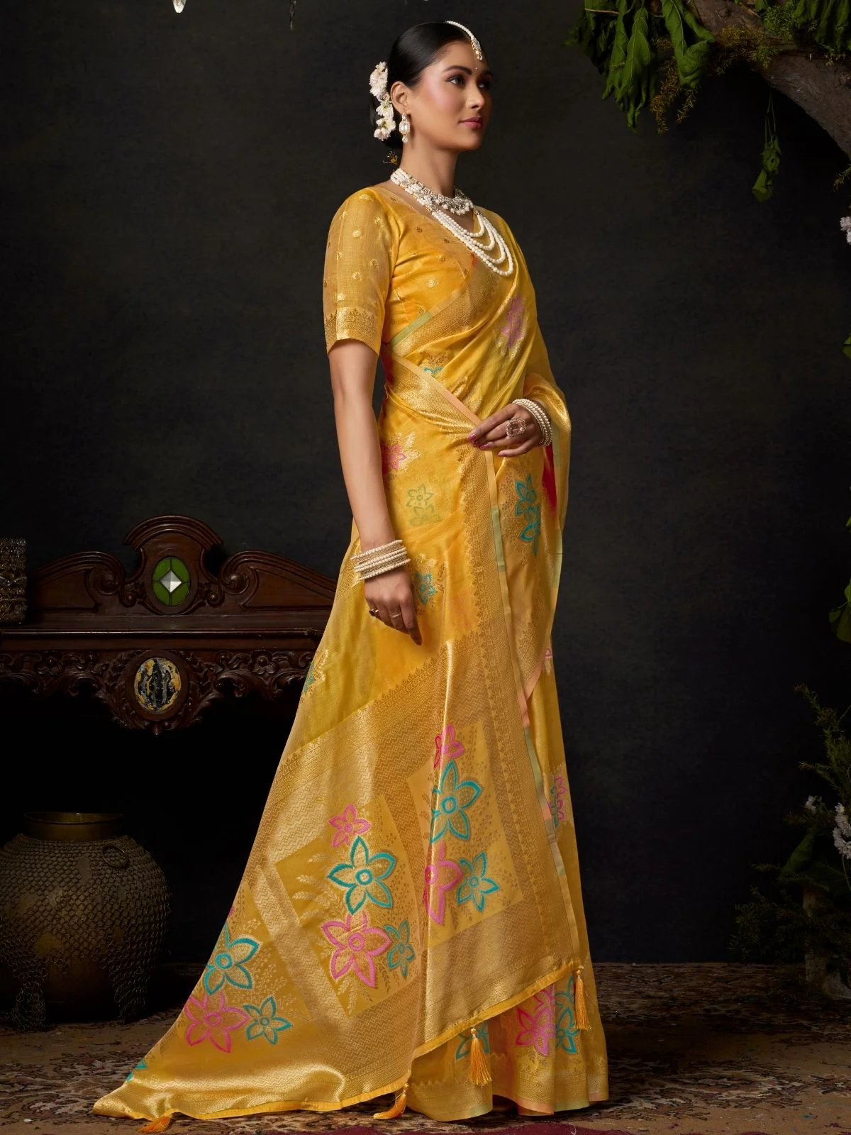 Odette Yellow Cotton Blend Woven Saree For Women - Image 2
