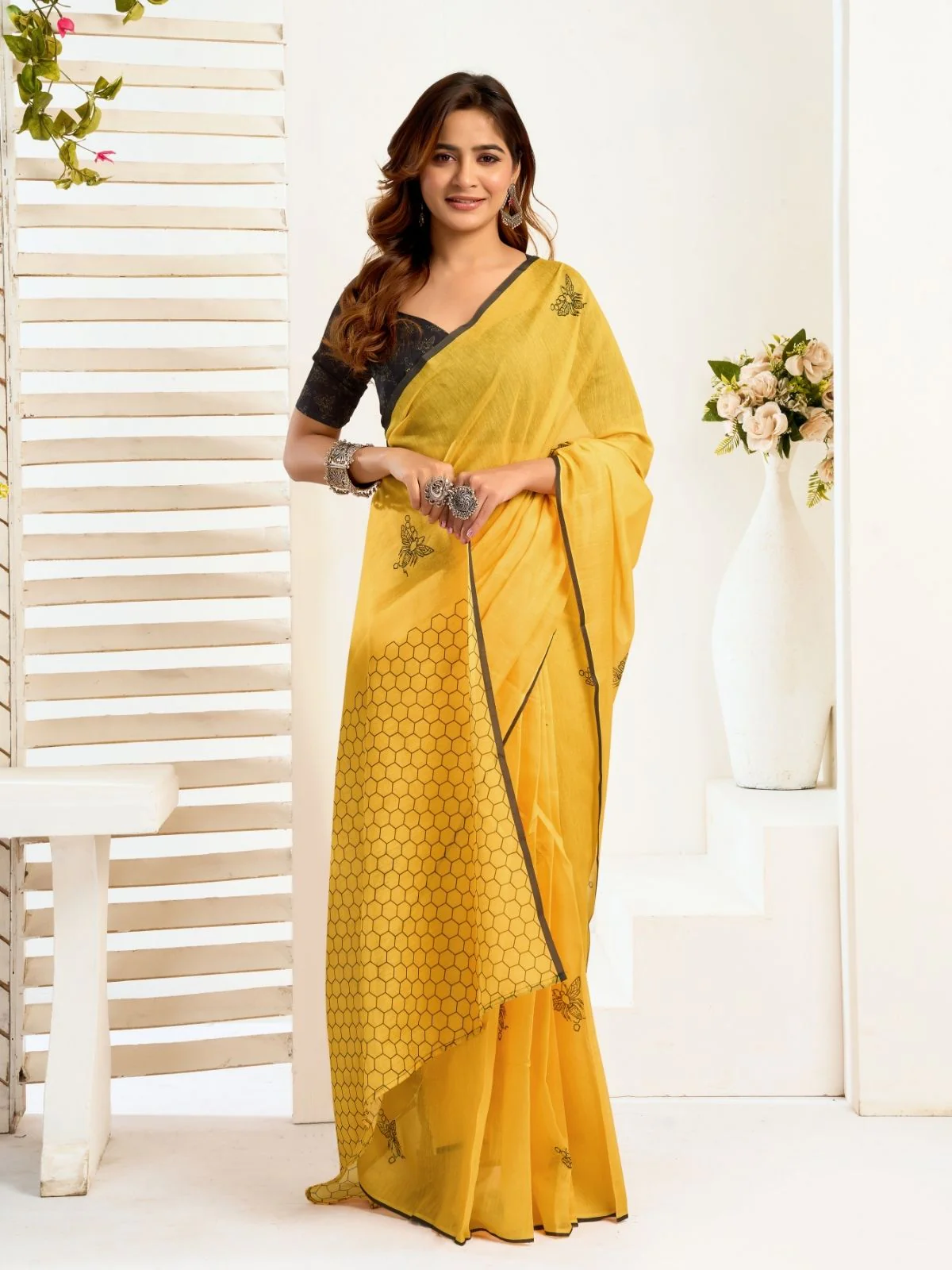 Odette Yellow Cotton Linen Zari Work Saree For Women - Image 3