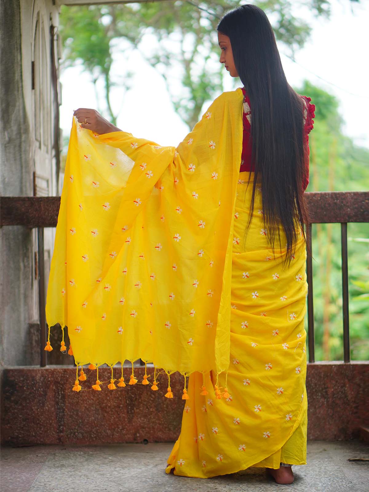 Odette Yellow Embroidered Cotton Saree With Unstitched Blouse For Women - Image 4