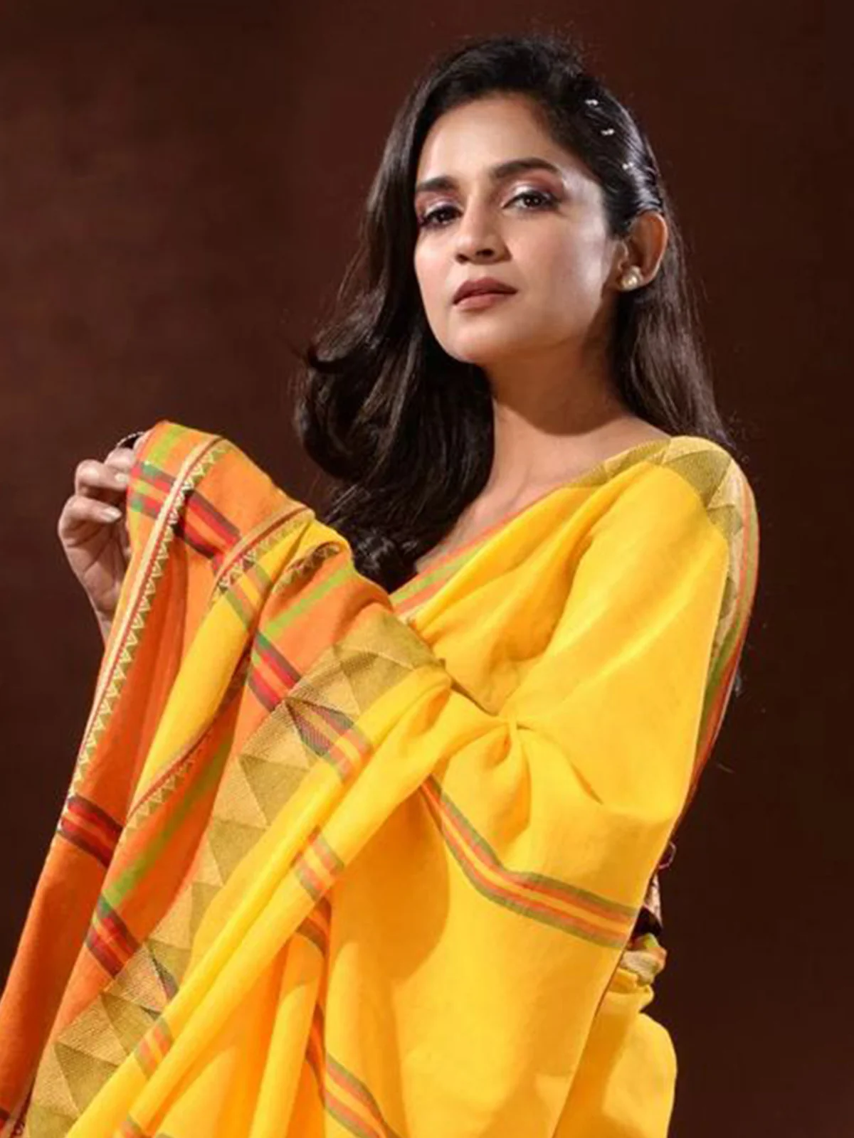 Odette Yellow Temple Border Cotton Blend Saree  With Unstitched Blouse for Women - Image 4