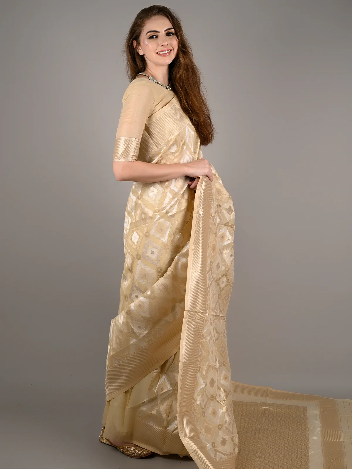 Odette Women Beige Linen Woven Saree With Unstitched Blouse - Image 2