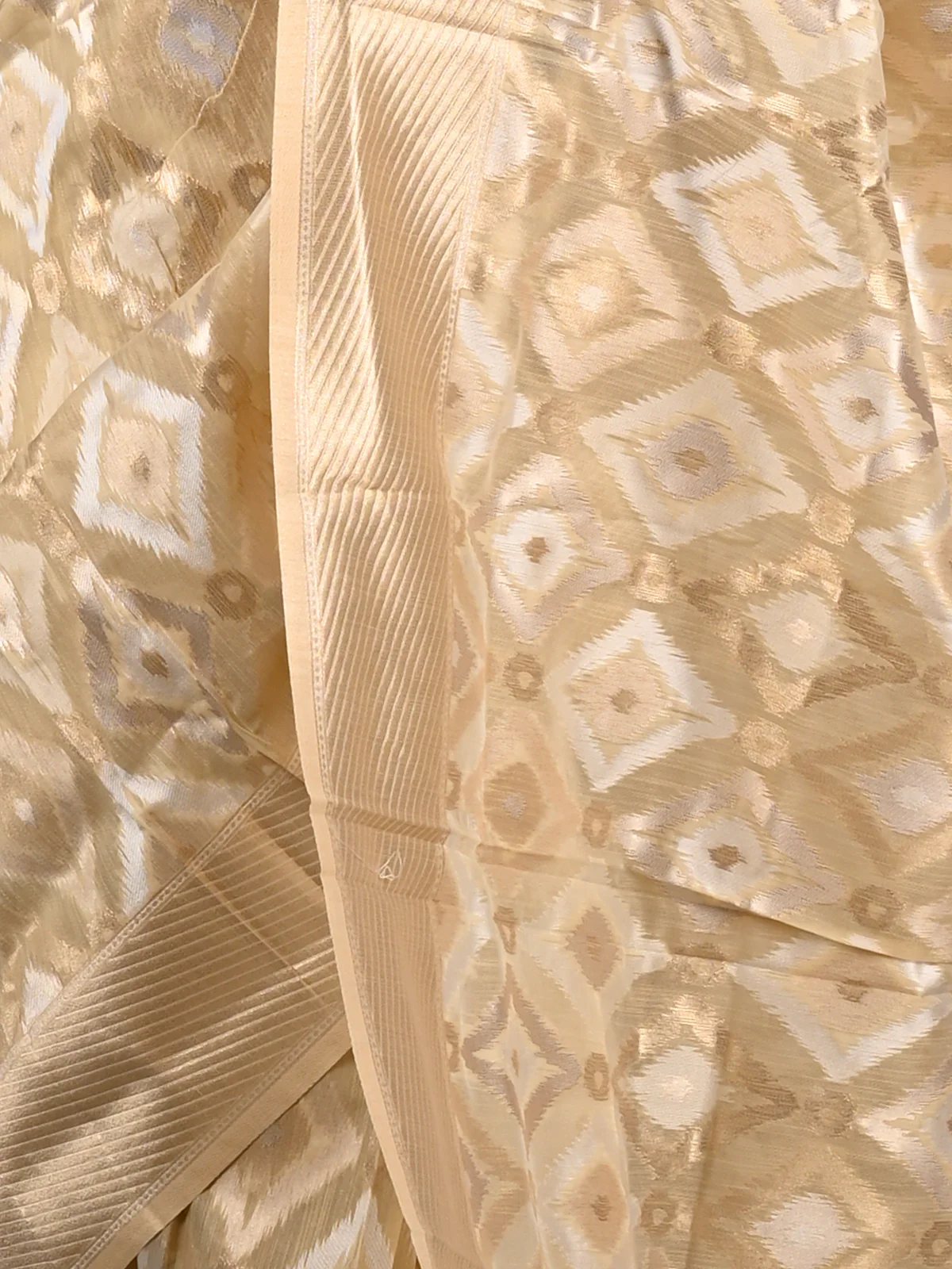 Odette Women Beige Linen Woven Saree With Unstitched Blouse - Image 3