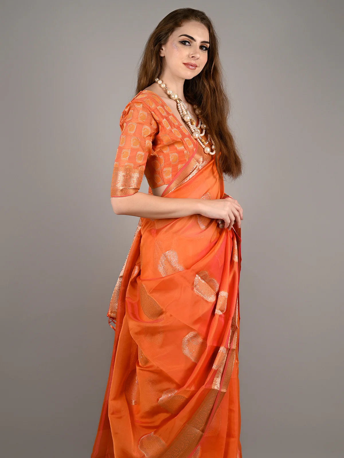 Odette Women Orange Organza Woven Saree With Unstitched Blouse - Image 2