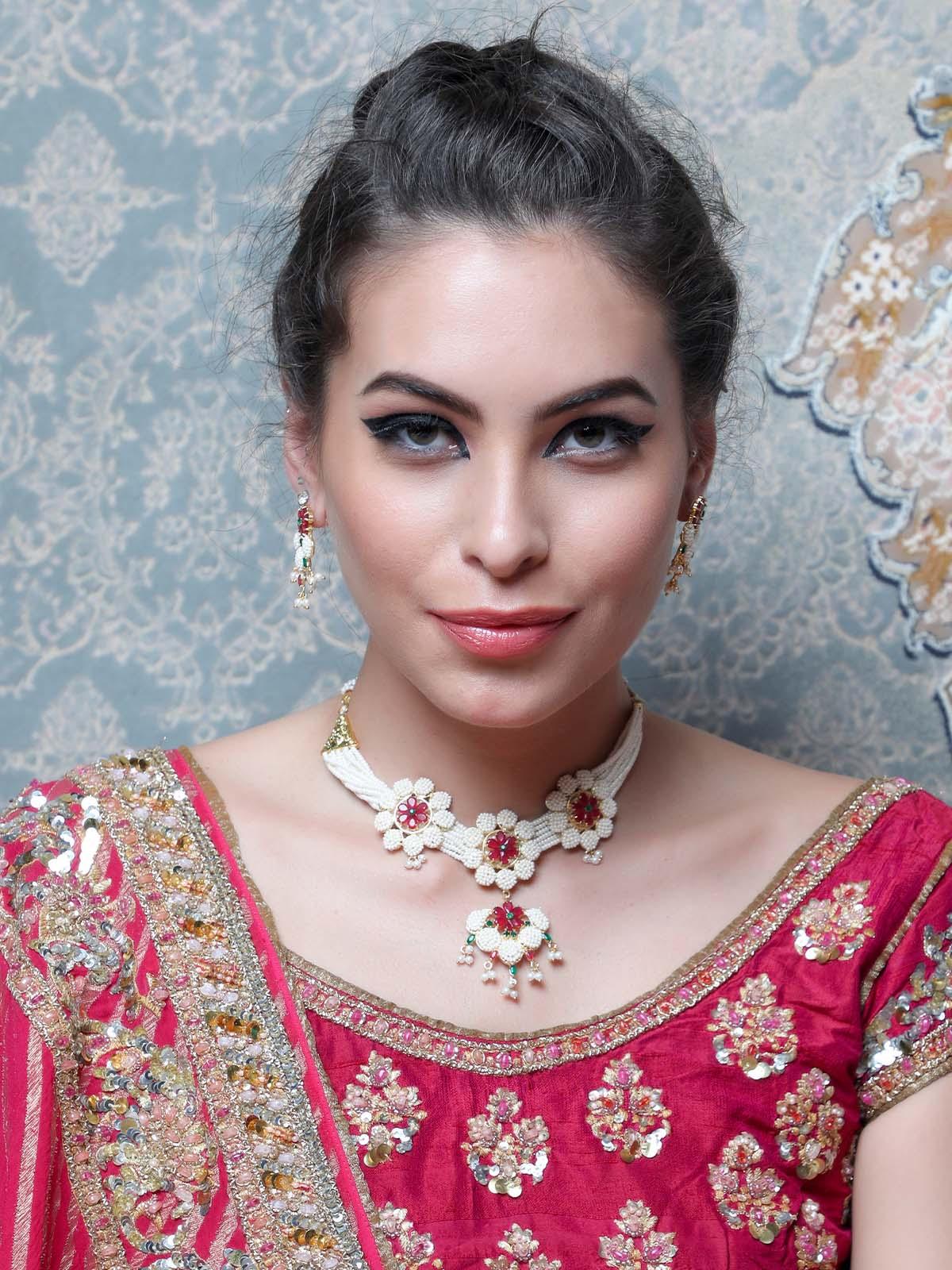 Odette Women Pearly Flowers Necklace Set
