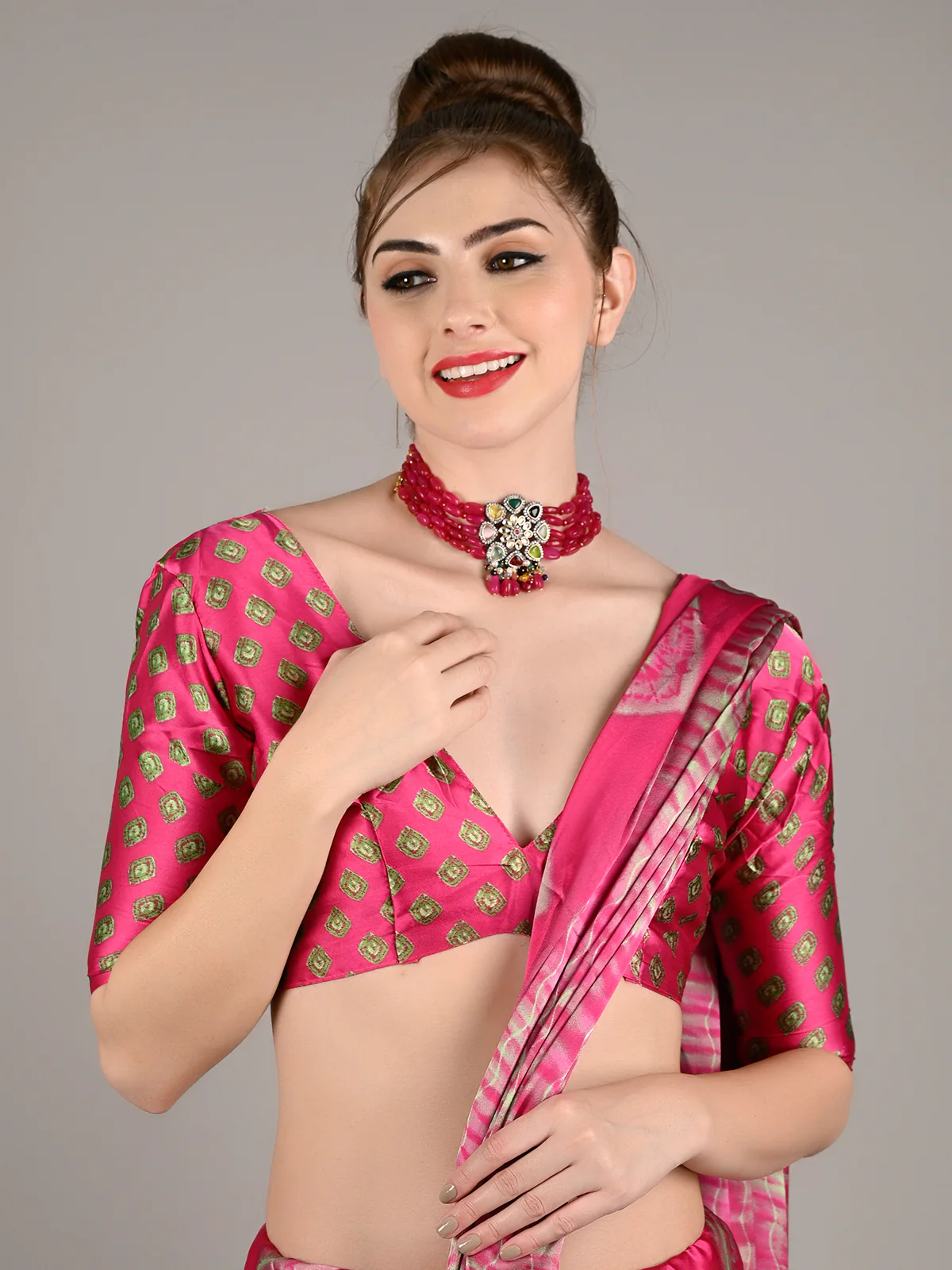 Odette Women Pink Satin Crepe Geometric Print Saree With Unstitched Blouse - Image 3